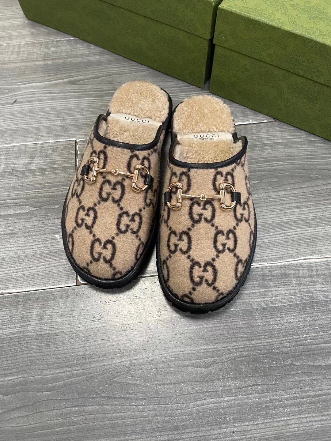 Unisex P240GUCCI Gold Men's Horsebit GG Slippers Haciéndose eco de las raíces históricas del estampa