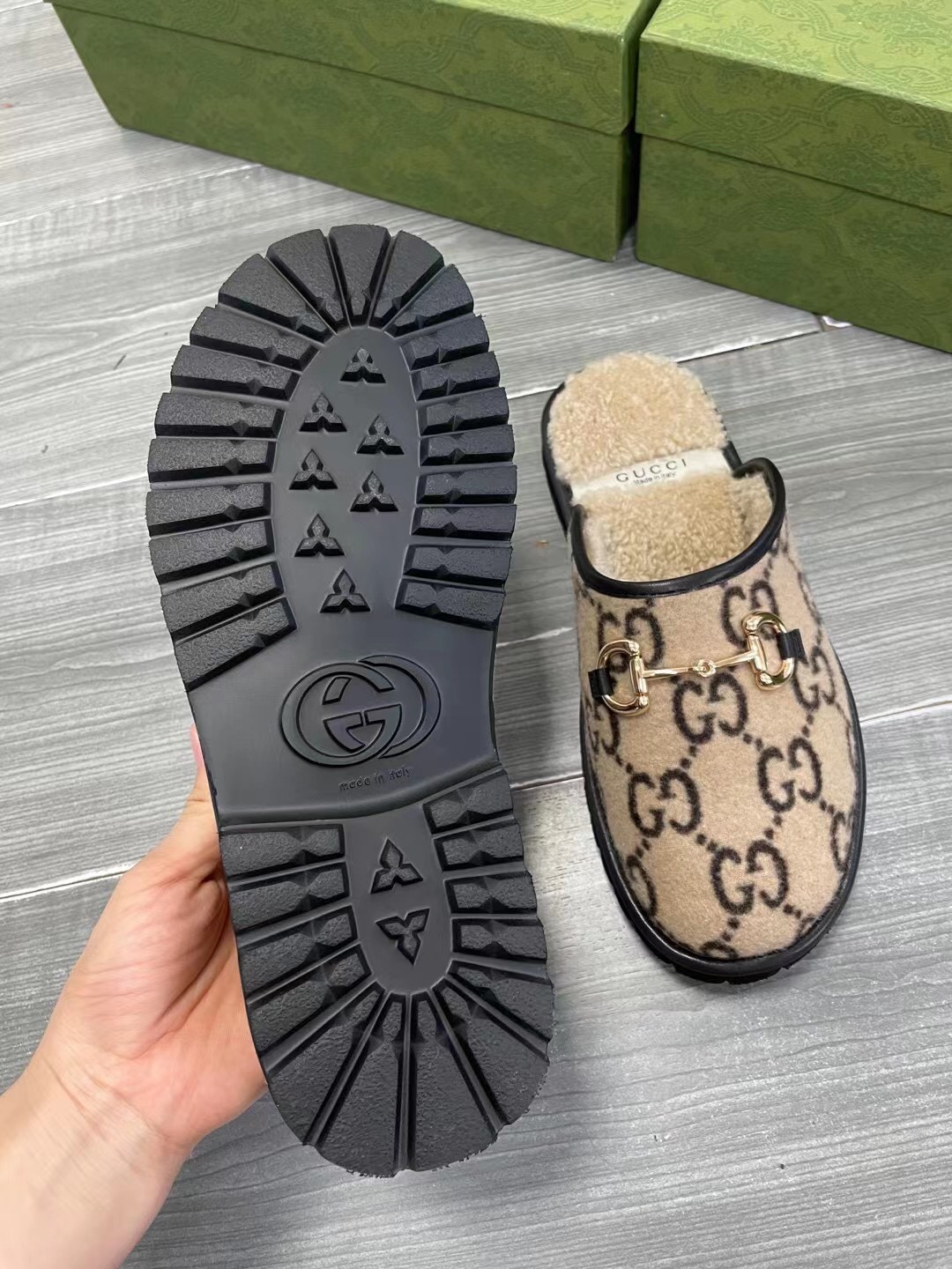 Unisex P240GUCCI Gold Men's Horsebit GG Slippers Haciéndose eco de las raíces históricas del estampa