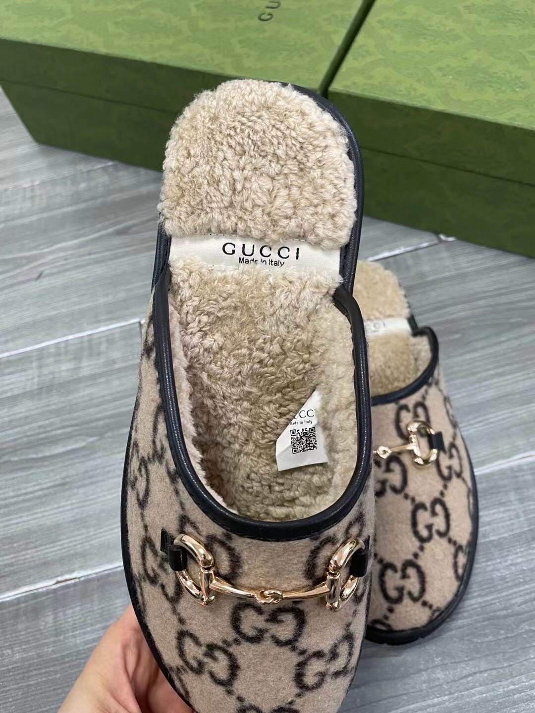 Unisex P240GUCCI Gold Men's Horsebit GG Slippers Haciéndose eco de las raíces históricas del estampa