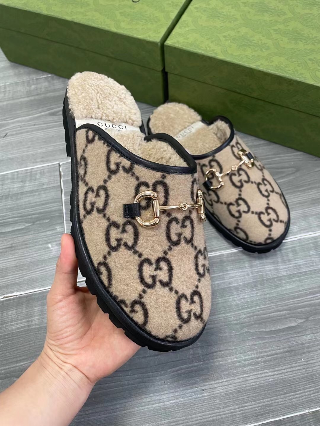 Unisex P240GUCCI Gold Men's Horsebit GG Slippers Haciéndose eco de las raíces históricas del estampa