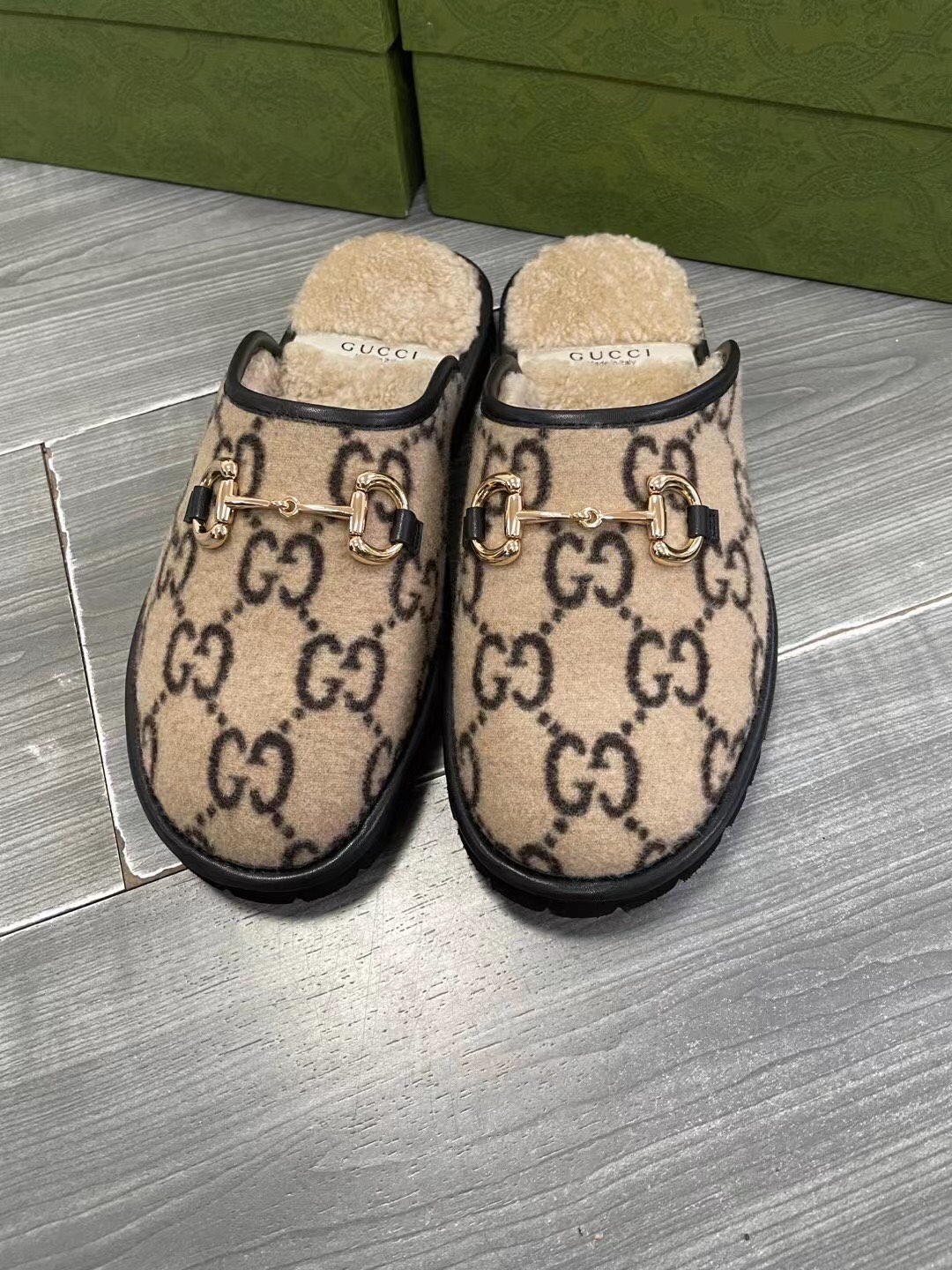 Unisex P240GUCCI Gold Men's Horsebit GG Slippers Haciéndose eco de las raíces históricas del estampa