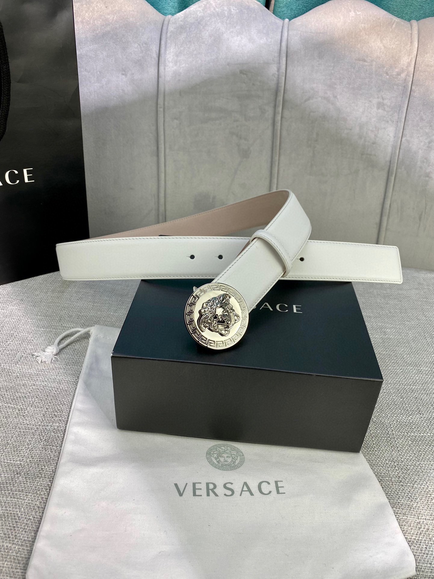 宽度4.0cm VERSACE （范思哲）此款柔软的皮带饰3D美杜莎腰带扣