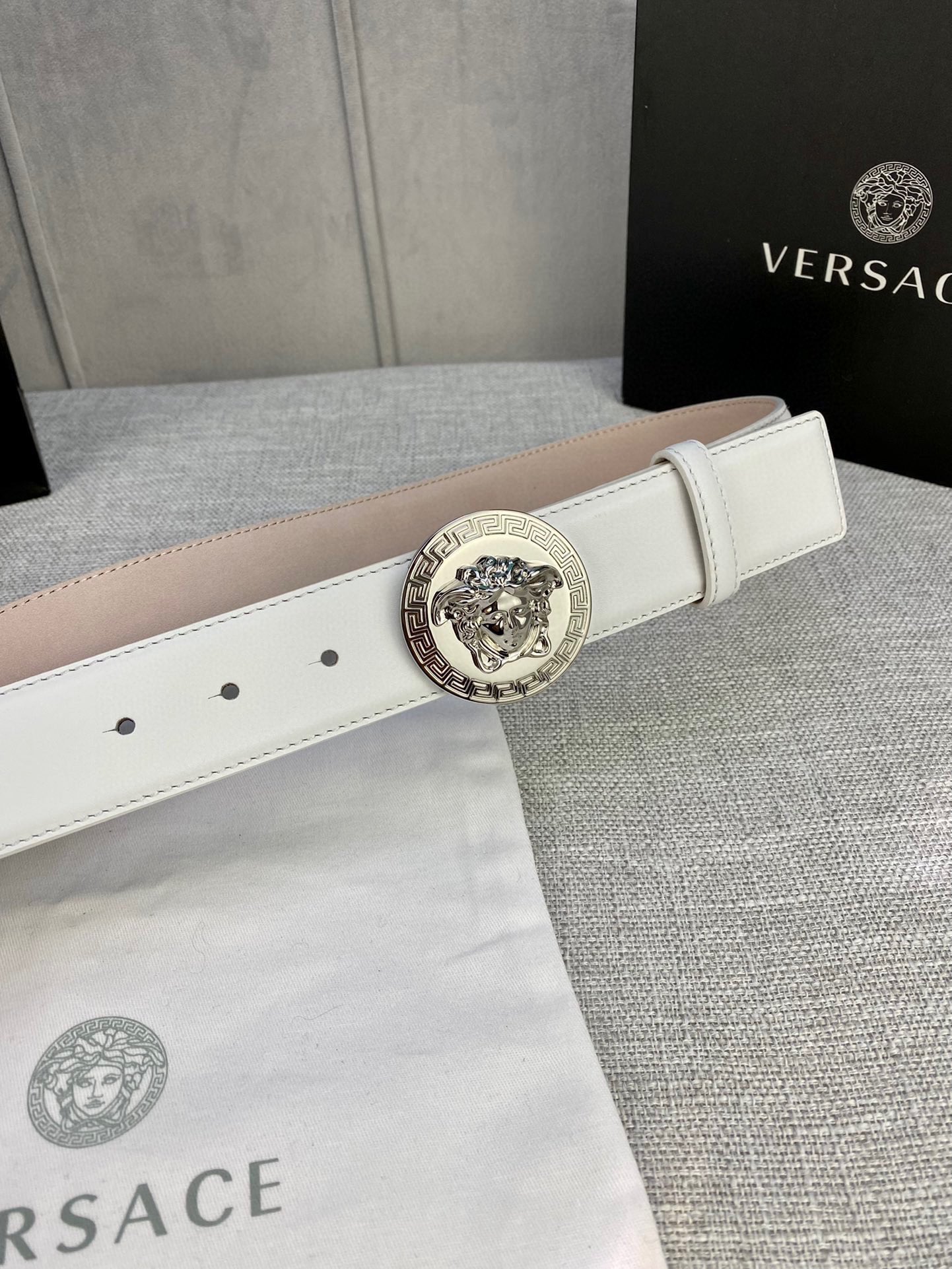 宽度4.0cm VERSACE （范思哲）此款柔软的皮带饰3D美杜莎腰带扣