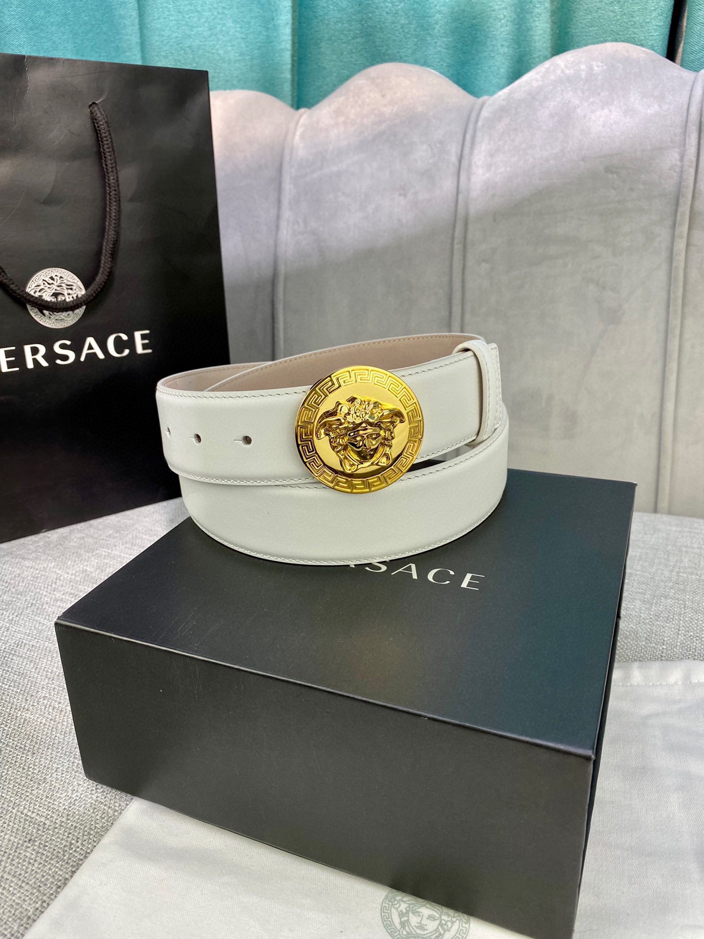 宽度4.0cm VERSACE （范思哲）此款柔软的皮带饰3D美杜莎腰带扣