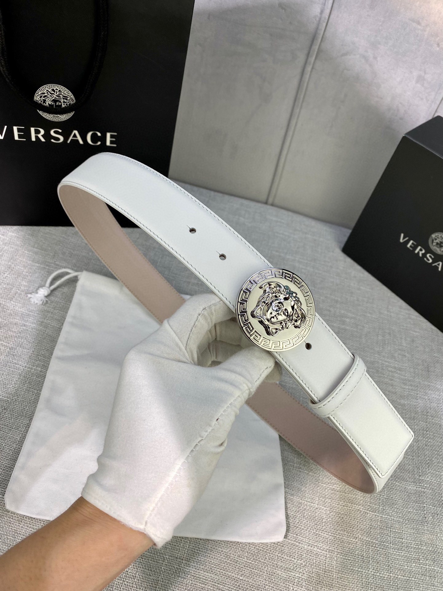 宽度4.0cm VERSACE （范思哲）此款柔软的皮带饰3D美杜莎腰带扣