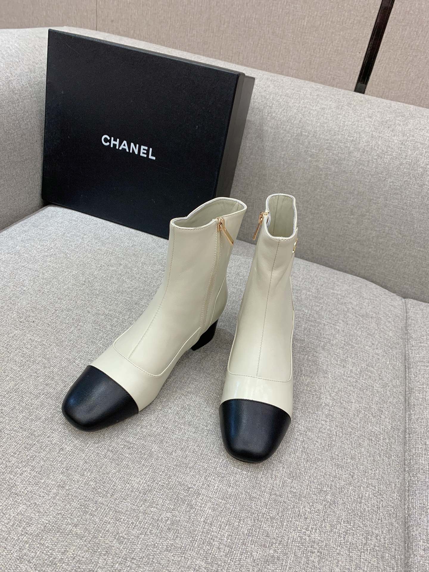NO:485015,CHANE's newest thick heel boots, simple and versatile style, calfskin upper, inner footbed sheepskin Italian leather outsole, heel height 6cm, size 35-39 (customized for 40), boots, chanel, boots, cowhide, sheepskin, Leather soles19860909CHANE*新款粗跟短靴 简约百搭款 鞋面小牛皮 内里垫脚羊皮 意大利真皮大底  跟高6cm 尺码35-39（40定做）,靴子,chanel,boots,cowhide,sheepskin,Leather soles,Women's Shoes
