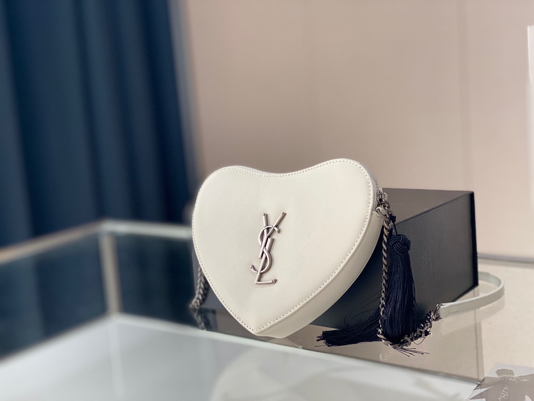 K5 原单搭配金色or银色链条简约时尚。方正的包型，透露出成熟气质，适合通勤和喜欢容量稍微大一点的你可以单肩挎or斜挎 颗粒纹牛皮，耐磨易打理 尺寸：22 16cm