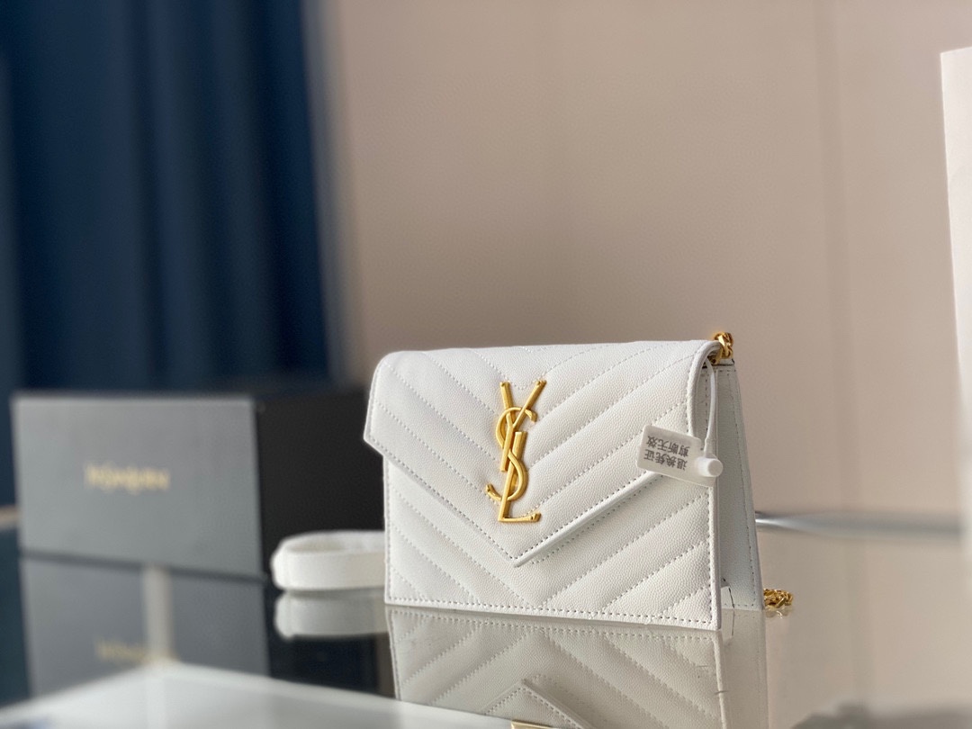 K0 原单牛皮 WOC 鱼子酱牛皮 链条包信封包 Saint Laurent 圣罗兰 家当之无愧的入门经典款 超级耐燥这个皮质真的是我最爱的皮质之一不怕刮牛皮的纹理也有质感 相比金链我更喜欢链非常耐看 链条收包里可以完美当成手包一包两用简直赚到啦 作为一个超大卡包不是很能装是肯定的不能装太厚的东西出门带几张卡带个口红粉饼是没问题的19*13cm 配盒