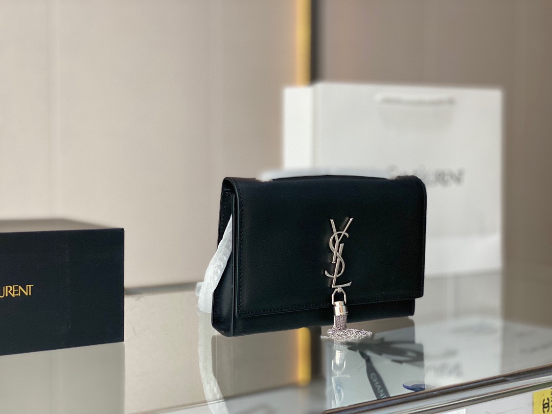 K5 牛皮 斜挎单肩都句而且有的姐姐害怕皮质刮花的问题这款 完全不用担心圣罗兰独有的电击颗粒纹工艺做的细腻高 级并且背上身后满满复古感 尺寸22*15cm 配包装”},”priceArr”:[{“id”:”IP202209071448028350001186