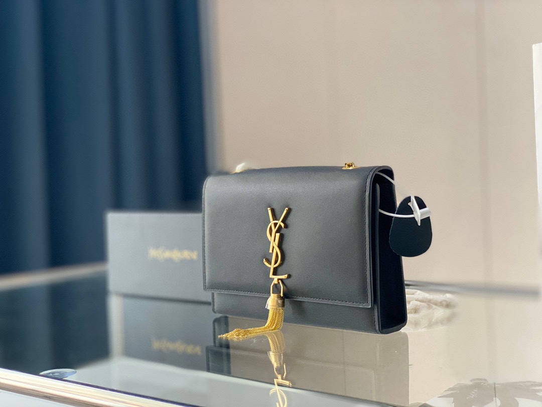 K5 牛皮 斜挎单肩都句而且有的姐姐害怕皮质刮花的问题这款 完全不用担心圣罗兰独有的电击颗粒纹工艺做的细腻高 级并且背上身后满满复古感 尺寸22*15cm 配包装”},”isShowStock”:false,”subimgsSrc”:,”negativeStock”:true,”old_time”:”1月前