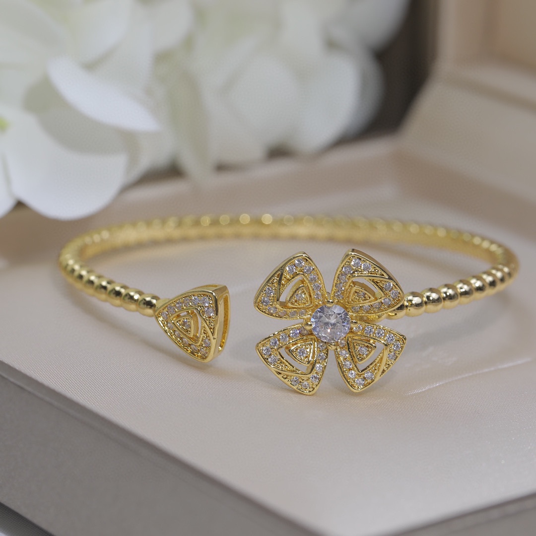 Buy High-Quality Fake
 Bvlgari Jewelry Bracelet Set With Diamonds