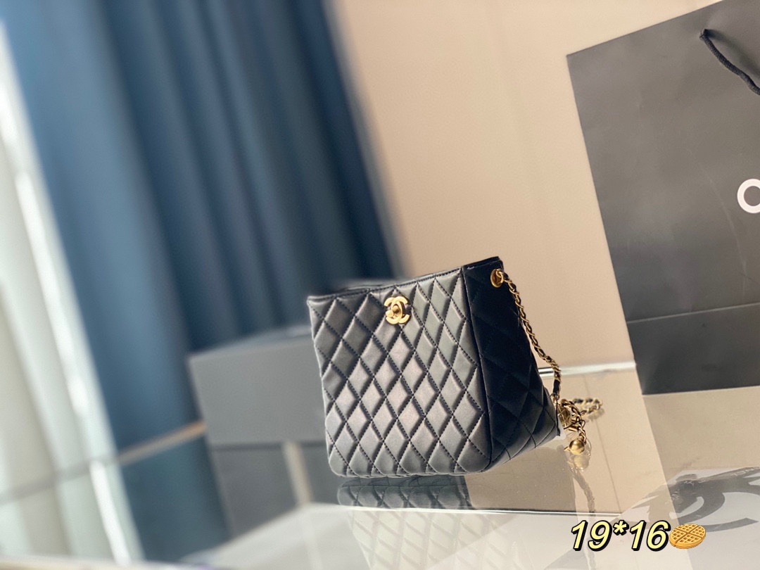 J0 香奈儿Chanel 嬉皮腋下水桶包!!很精致,容量也ok 精致得不行!而且.上身效果棒棒的,链子长度刚好,取东西 超方便 上身效果不错,不挑人肯定实用! 尺寸：19*16