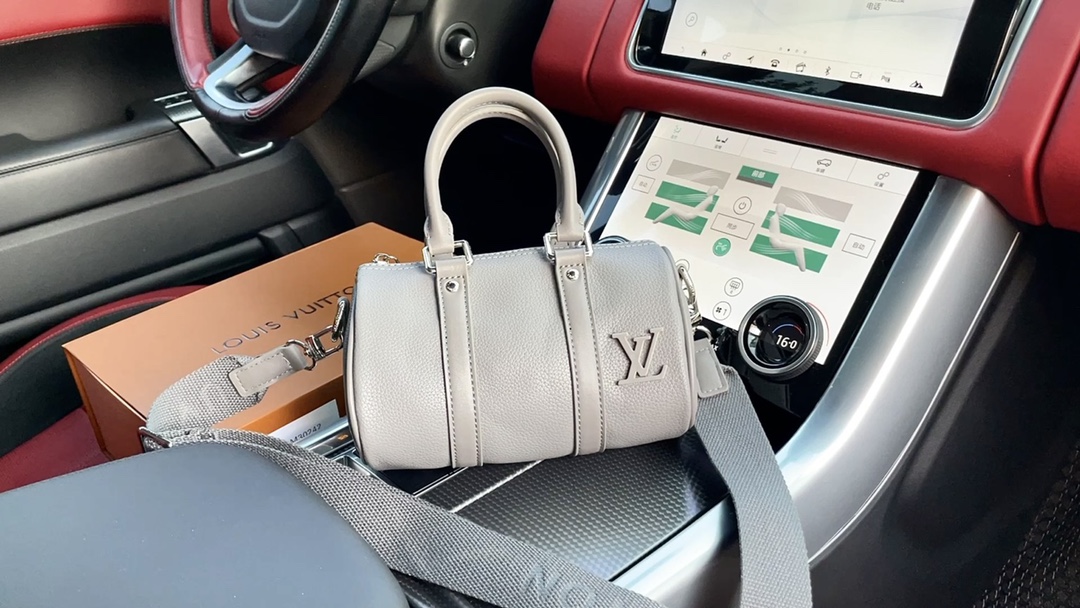 Louis Vuitton 路易威登 LV  枕头包实拍。20cm