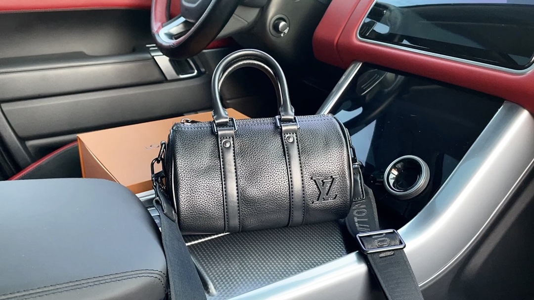 Louis Vuitton 路易威登 LV  枕头包 实拍。20cm