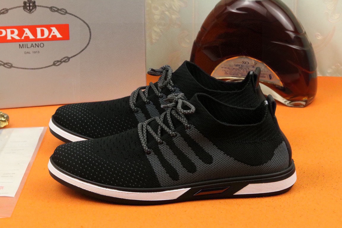 I0 高品质普拉达 米兰展新品男鞋出炉了，官网：1制作原版，续写魅力传承，创新与致敬年轻时尚的你必须拥有活动垫脚无臭脚；进口飞织弹力布鞋面，耐磨橡胶底；适合四季穿着 ，时尚百搭。