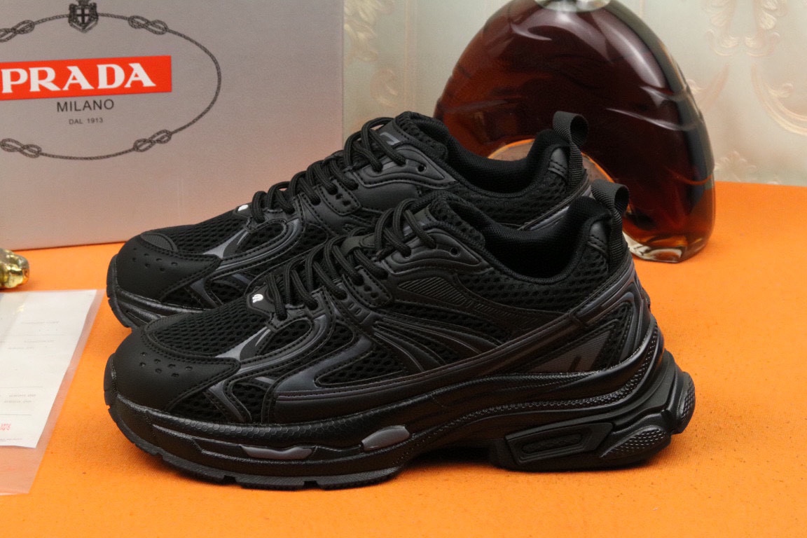 I5 高品质PRADA普拉达上市著名奢侈品牌，专柜同步更新，意大利男鞋时尚杂志季刊封面主推款鞋面采用意大利进口头层牛皮拼网布制作，舒适透气内里。原版运动大底，上脚舒适有型。 细节无可挑剔。
