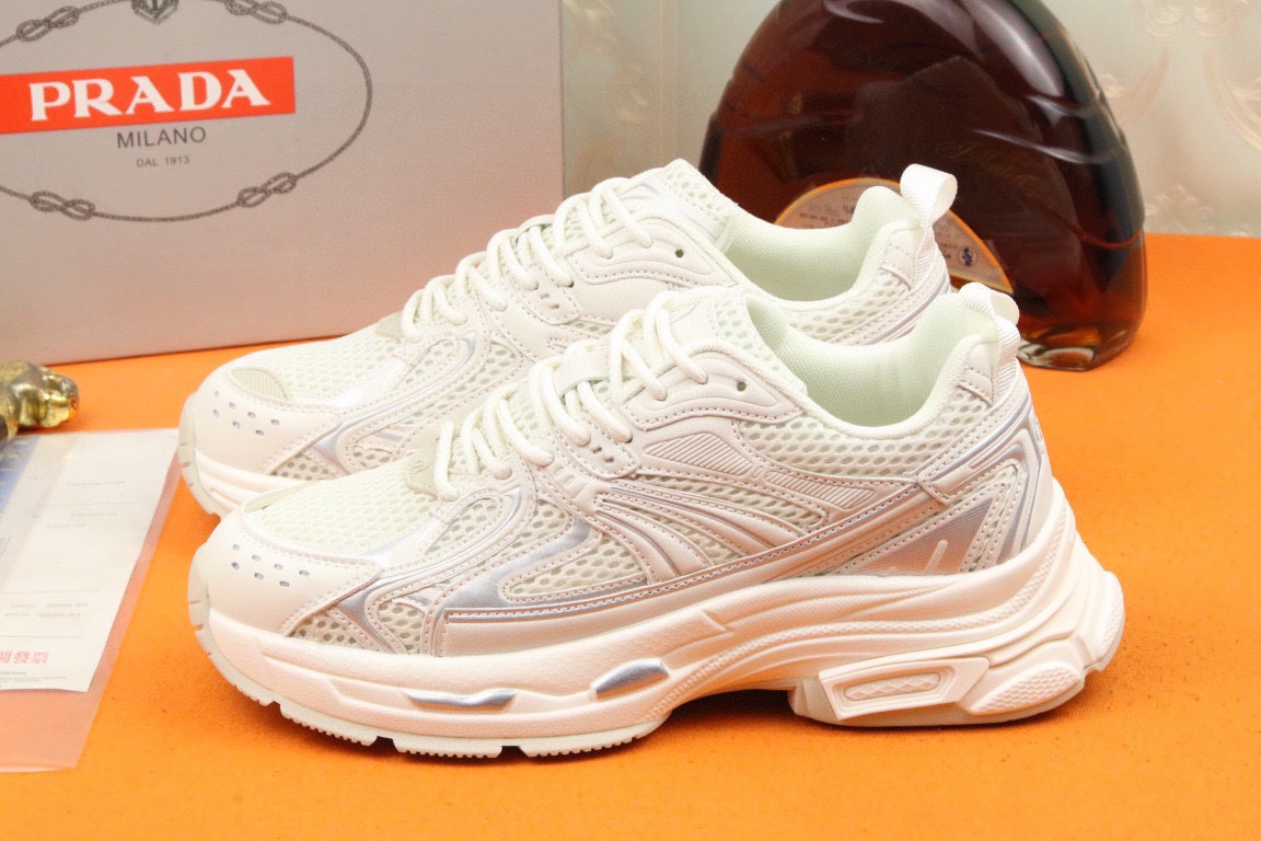 I5 高品质PRADA普拉达上市著名奢侈品牌，专柜同步更新，意大利男鞋时尚杂志季刊封面主推款鞋面采用意大利进口头层牛皮拼网布制作，舒适透气内里。原版运动大底，上脚舒适有型。 细节无可挑剔。