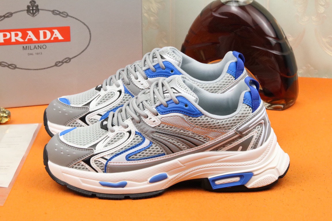 I5 高品质PRADA普拉达上市著名奢侈品牌，专柜同步更新，意大利男鞋时尚杂志季刊封面主推款鞋面采用意大利进口头层牛皮拼网布制作，舒适透气内里。原版运动大底，上脚舒适有型。 细节无可挑剔。