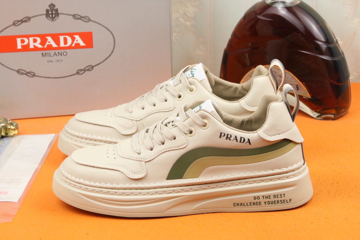 I5 高品质PRADA普拉达上市著名奢侈品牌，专柜同步更新，意大利男鞋时尚杂志季刊封面主推款鞋面采用意大利进口小牛皮，羊皮内里。原版防滑轻质发泡大底，上脚舒适有型。 细节无可挑剔。