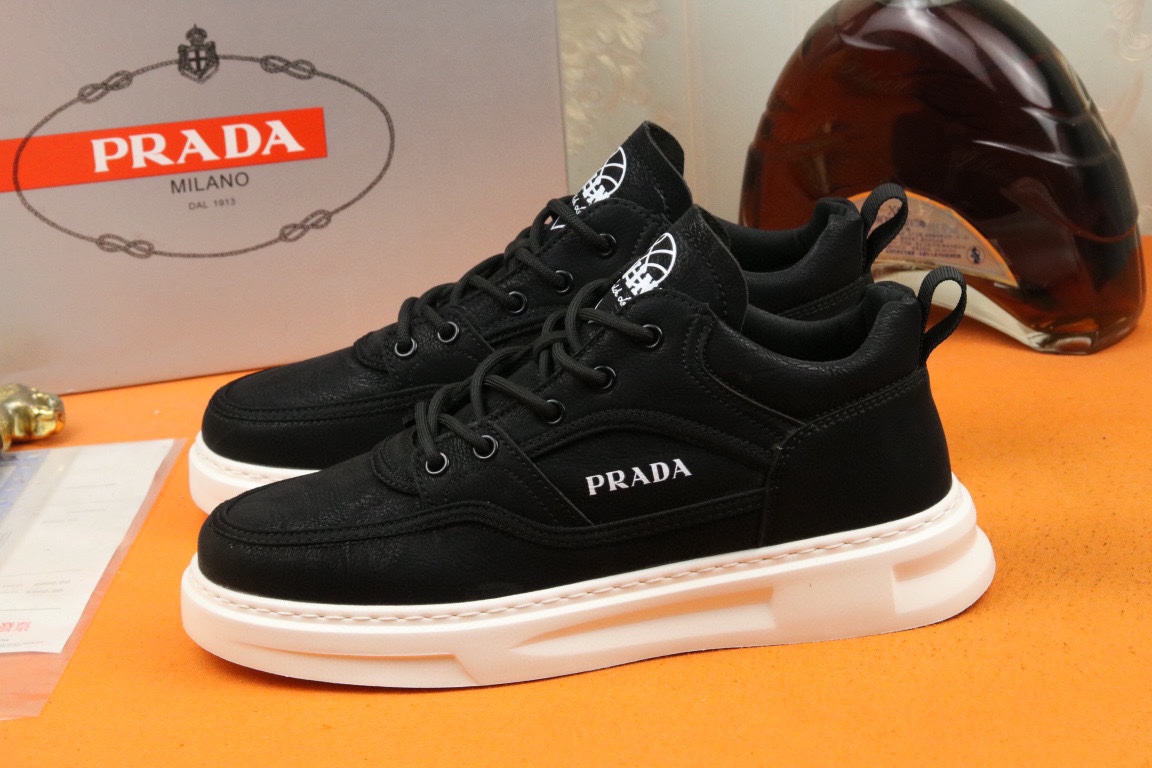 I5 高品质PRADA普拉达上市著名奢侈品牌，专柜同步更新，意大利男鞋时尚杂志季刊封面主推款鞋面采用意大利进口牛皮，羊皮内里。原版轻质发泡大底，上脚舒适有型。 细节无可挑剔。