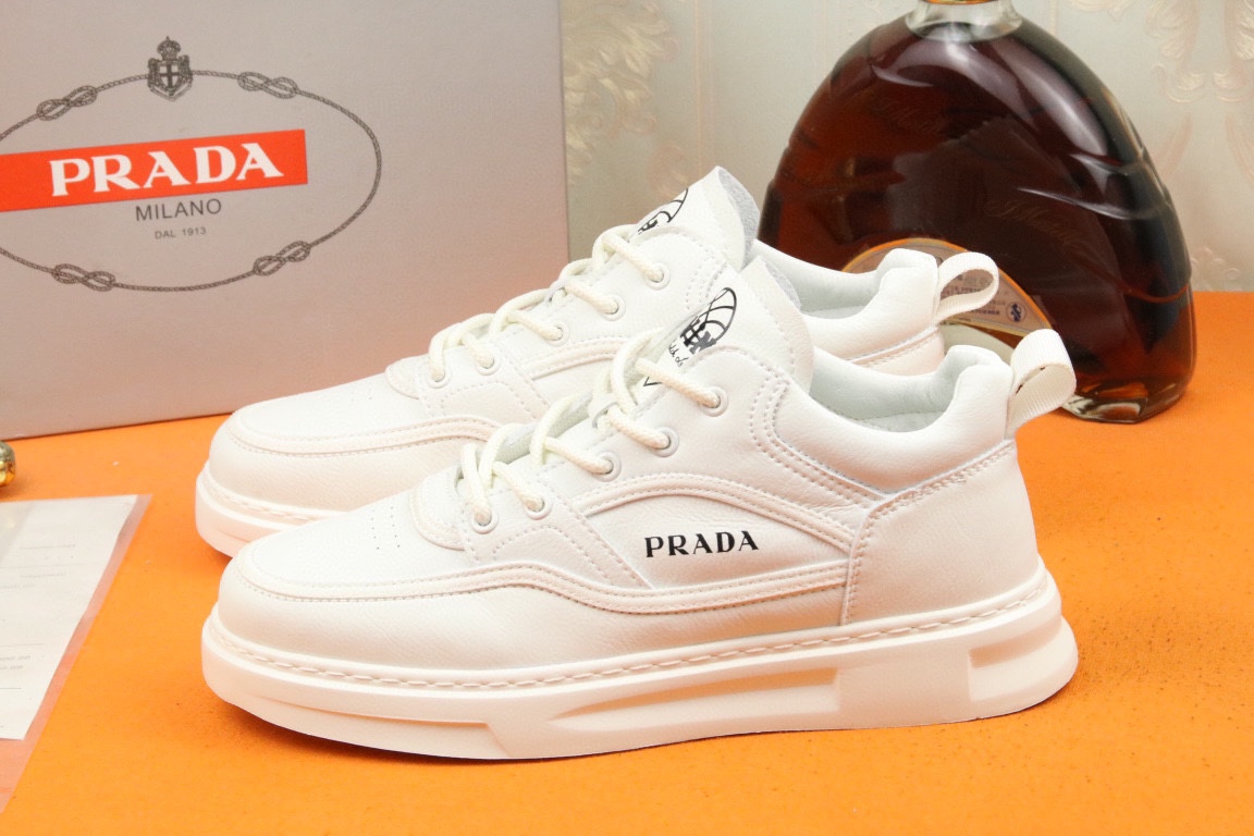 I5 高品质PRADA普拉达上市著名奢侈品牌，专柜同步更新，意大利男鞋时尚杂志季刊封面主推款鞋面采用意大利进口牛皮，羊皮内里。原版轻质发泡大底，上脚舒适有型。 细节无可挑剔。