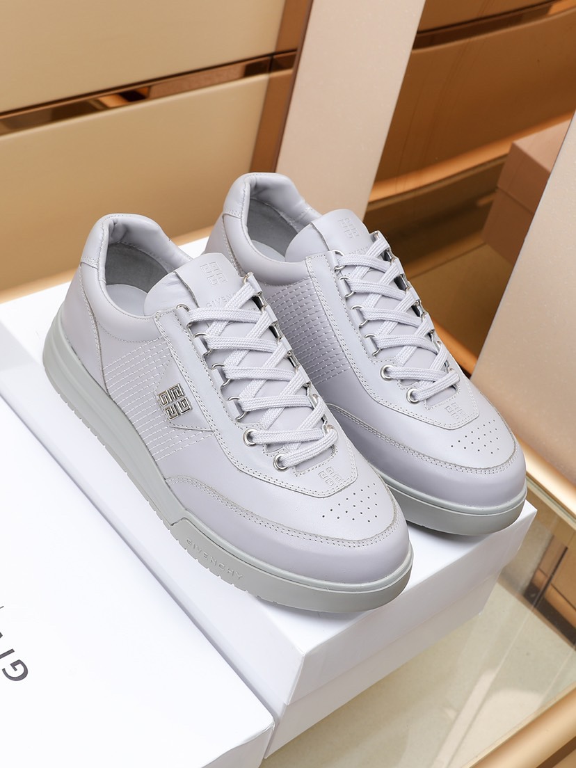 J0  Givenchy  纪梵希 完美造型打造顶级品质超轻便鞋面采用牛皮制作.羊皮内里 原版大底上脚舒服立体感强 原厂品质超新潮一款鞋男必备休闲款穿上感觉特轻松；运动等场合都非常实用颜色：四色可选。