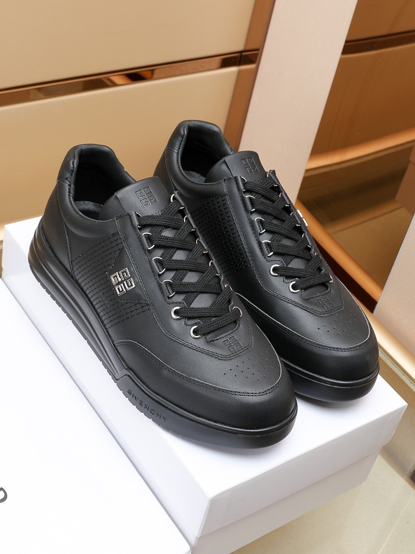 J0  Givenchy  纪梵希 完美造型打造顶级品质超轻便鞋面采用牛皮制作.羊皮内里 原版大底上脚舒服立体感强 原厂品质超新潮一款鞋男必备休闲款穿上感觉特轻松；运动等场合都非常实用颜色：四色可选。