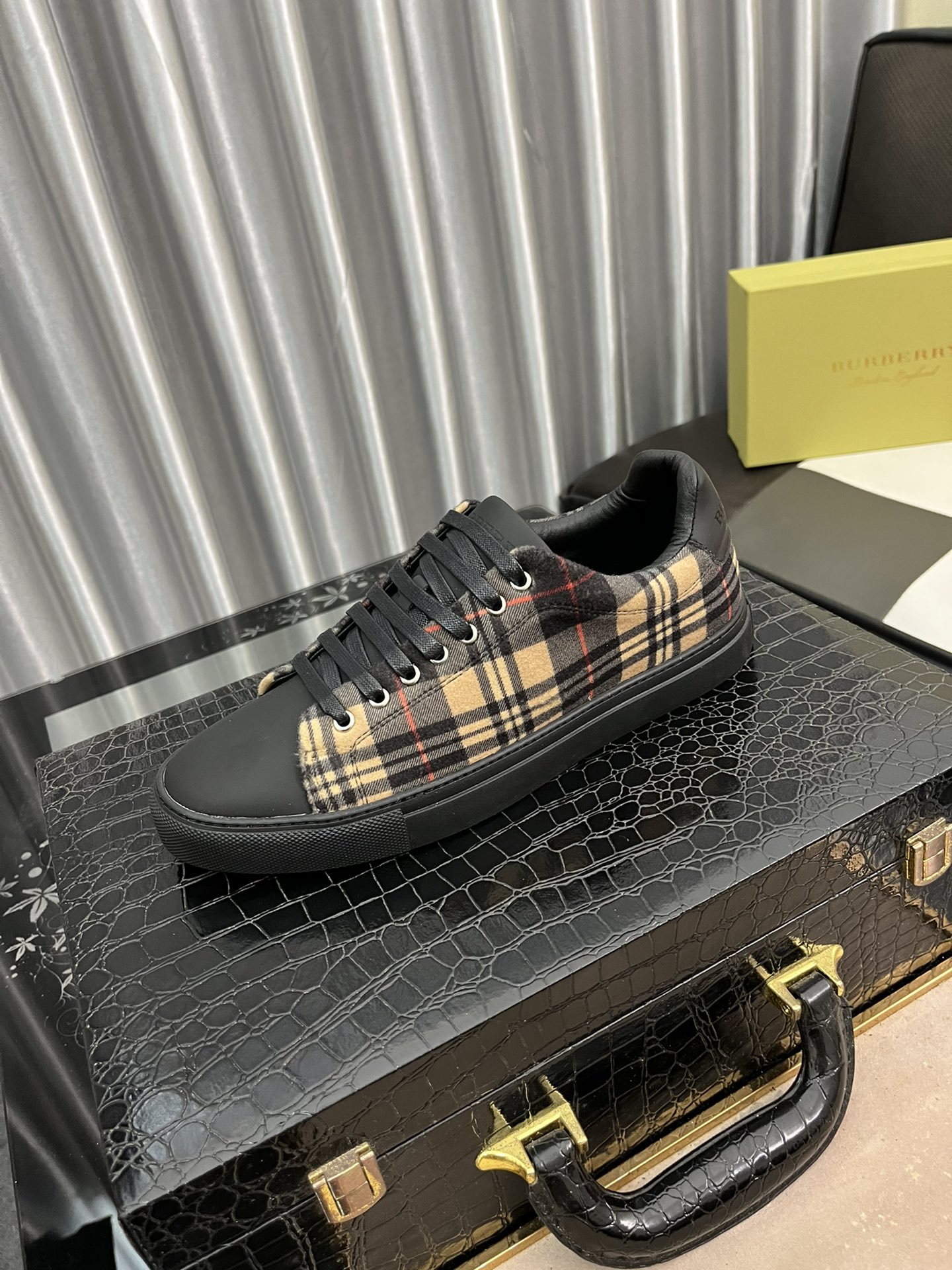 I0 巴宝莉 最 2022精心打造,引爆全场不断创新的国际品牌 此款男士四季运动休闲鞋,原版版本,鞋面采用皮面面料 ,皮垫脚超轻防滑大底,透气舒适以质量说话码数：38-442色可选