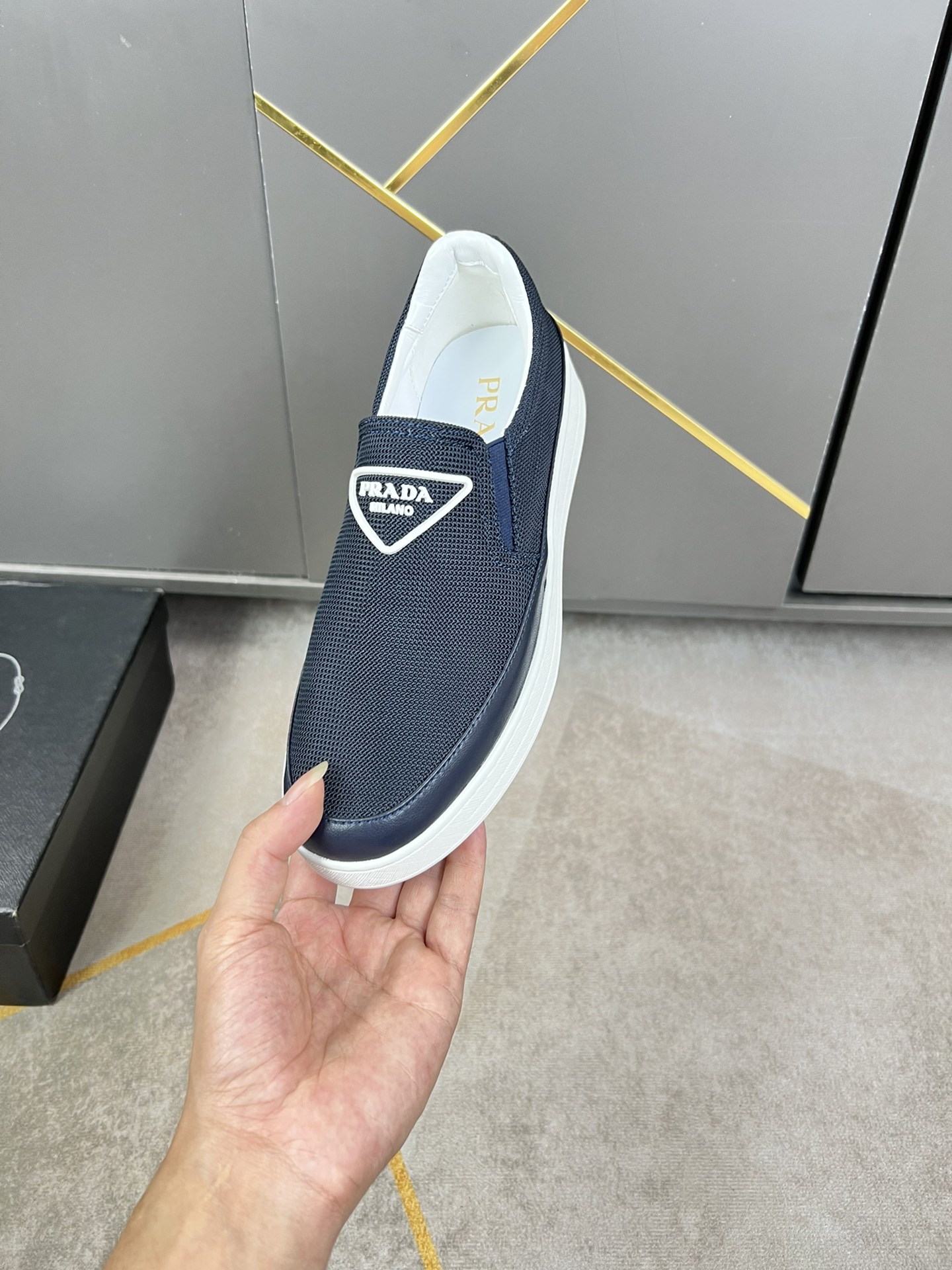 I5 普拉达官网最休闲时尚男鞋，爆款版型简洁大气，潮男专属.独有的官网最新品牌元素元素古奇原版装饰，时尚又大方，面料原版透气布料牛皮透气内里，官网指定耐磨休闲大底，专柜经典款实物拍摄38-44，