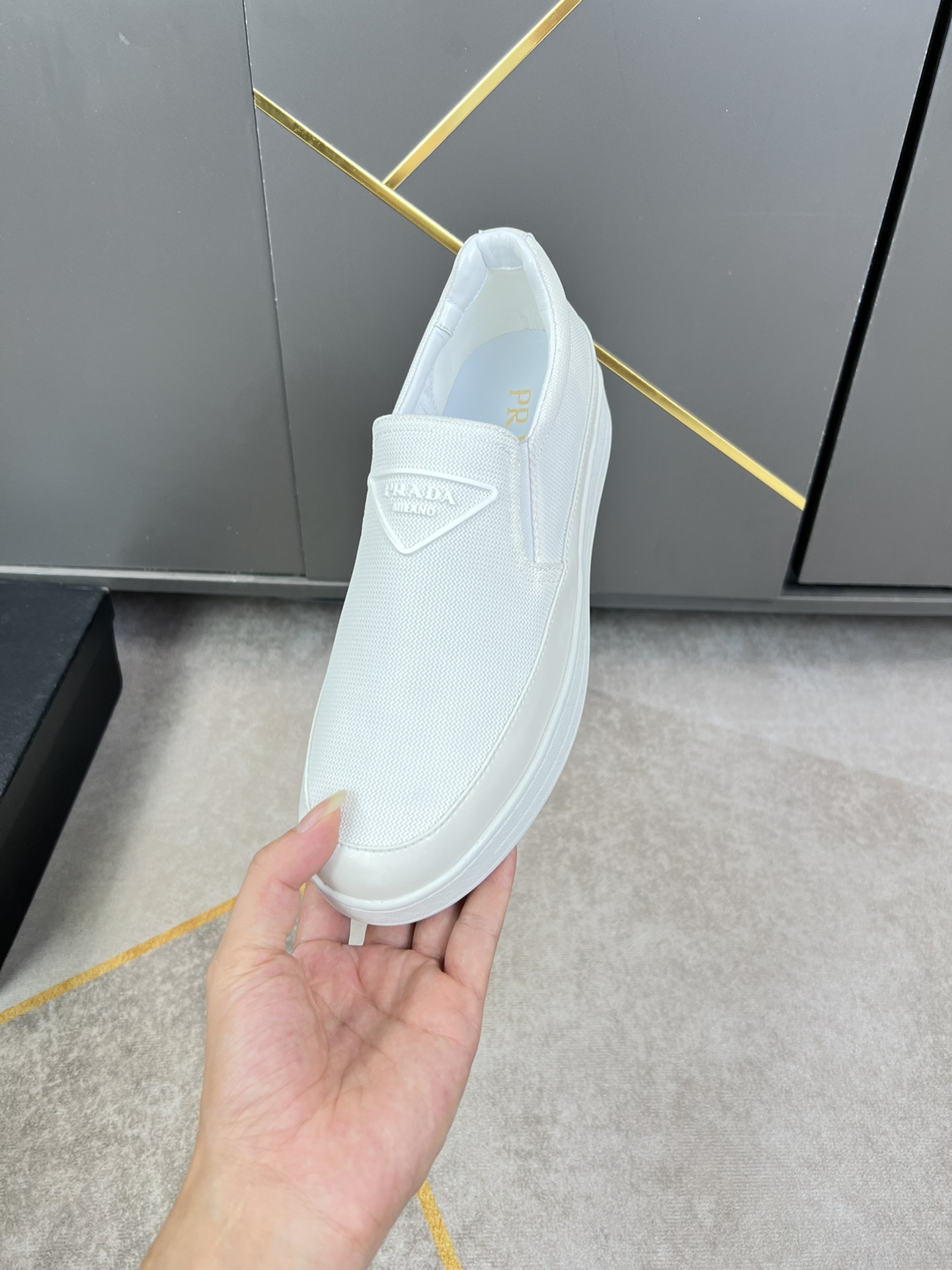 I5 普拉达官网最休闲时尚男鞋，爆款版型简洁大气，潮男专属.独有的官网最新品牌元素元素古奇原版装饰，时尚又大方，面料原版透气布料牛皮透气内里，官网指定耐磨休闲大底，专柜经典款实物拍摄38-44，