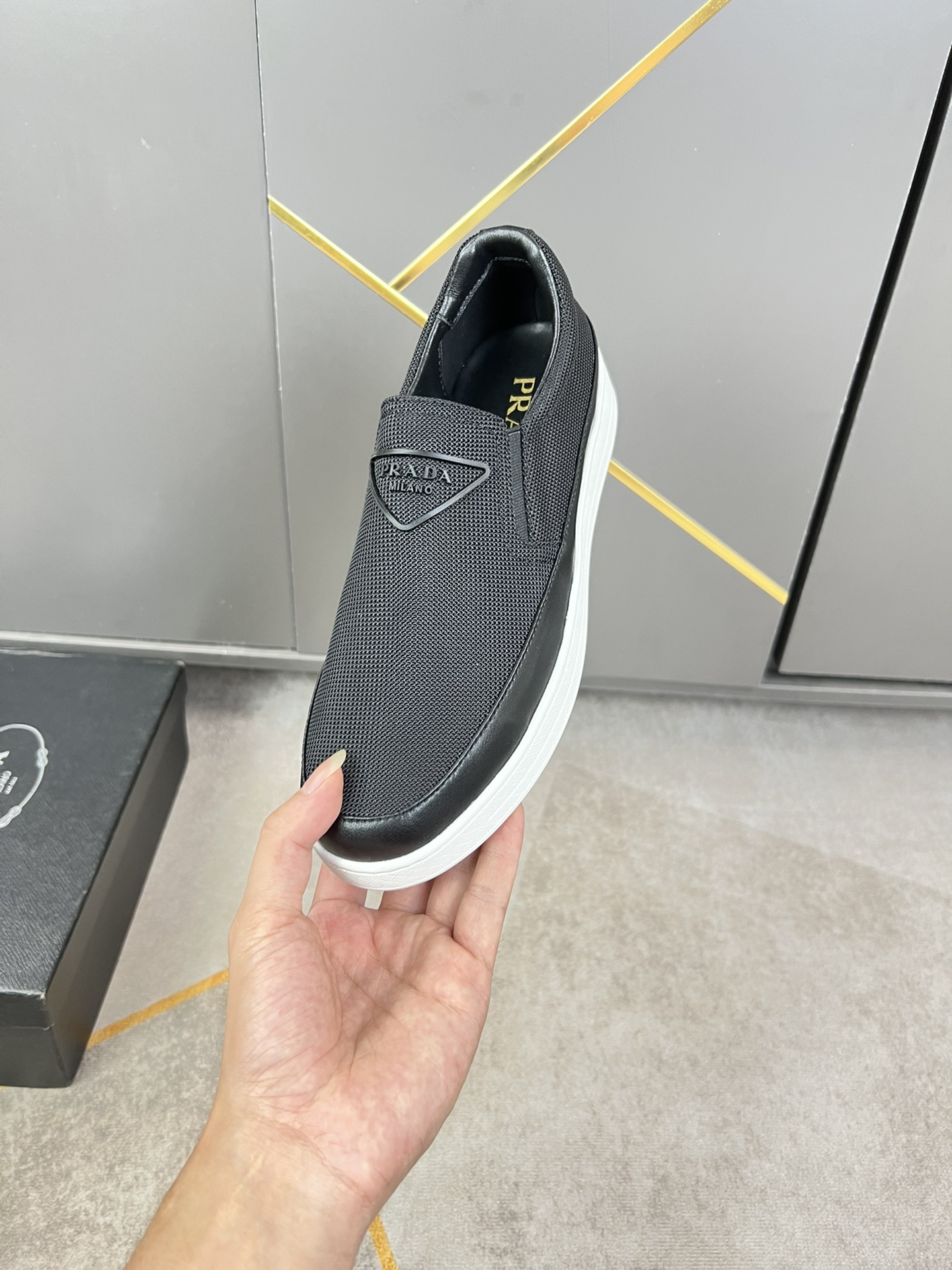 I5 普拉达官网最休闲时尚男鞋，爆款版型简洁大气，潮男专属.独有的官网最新品牌元素元素古奇原版装饰，时尚又大方，面料原版透气布料牛皮透气内里，官网指定耐磨休闲大底，专柜经典款实物拍摄38-44，