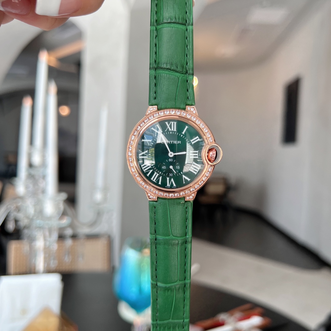 💰350  卡地亚 完美的治愈色/很气质的颜色，荔枝纹皮饱和度恰到好处，细腻的羊皮戴上手超级柔软舒适✨自然的奶油感，简直不要太小清新，关键是超显高档❗️ 卡地亚蓝气球镶钻珍珠贝壳🐚面🌃星空运转 奢华实物超美💋瑞士石英尺寸36mm 力荐入手