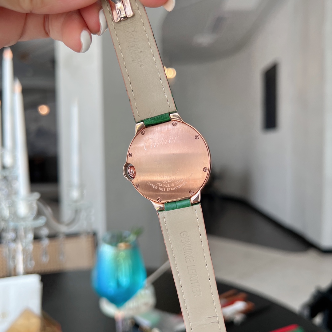 💰350  卡地亚 完美的治愈色/很气质的颜色，荔枝纹皮饱和度恰到好处，细腻的羊皮戴上手超级柔软舒适✨自然的奶油感，简直不要太小清新，关键是超显高档❗️ 卡地亚蓝气球镶钻珍珠贝壳🐚面🌃星空运转 奢华实物超美💋瑞士石英尺寸36mm 力荐入手