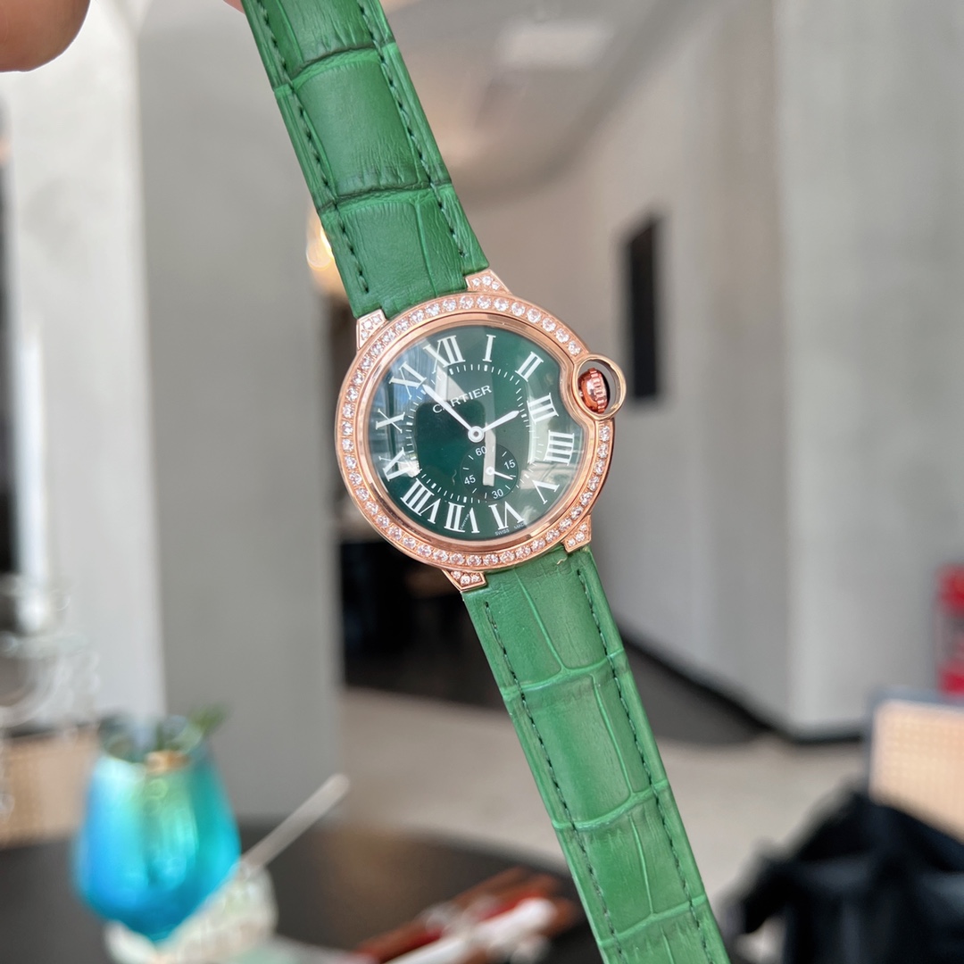 💰350  卡地亚 完美的治愈色/很气质的颜色，荔枝纹皮饱和度恰到好处，细腻的羊皮戴上手超级柔软舒适✨自然的奶油感，简直不要太小清新，关键是超显高档❗️ 卡地亚蓝气球镶钻珍珠贝壳🐚面🌃星空运转 奢华实物超美💋瑞士石英尺寸36mm 力荐入手