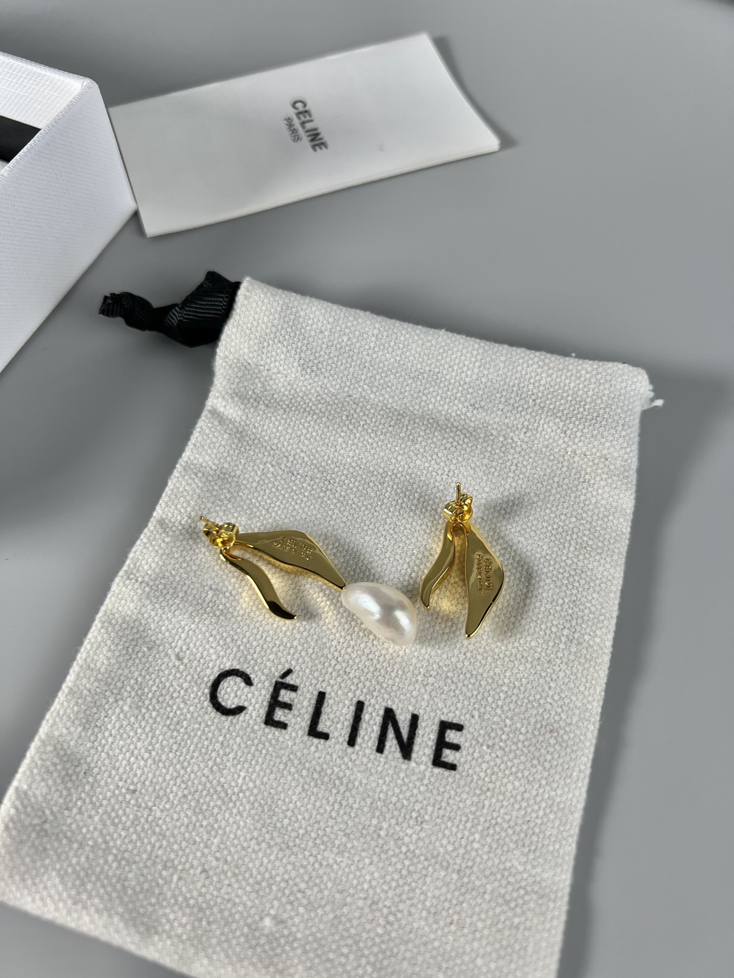 Celine 不规则珍珠 耳环，简单又高级，小巧精致，上耳真吊很好看，日常百搭