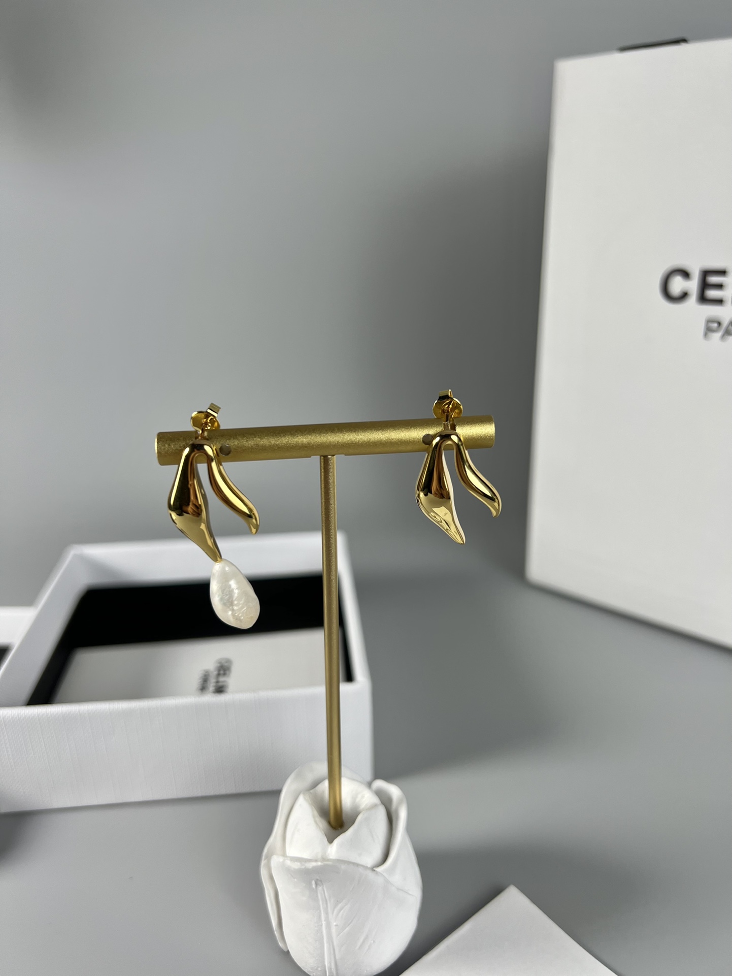 Celine 不规则珍珠 耳环，简单又高级，小巧精致，上耳真吊很好看，日常百搭