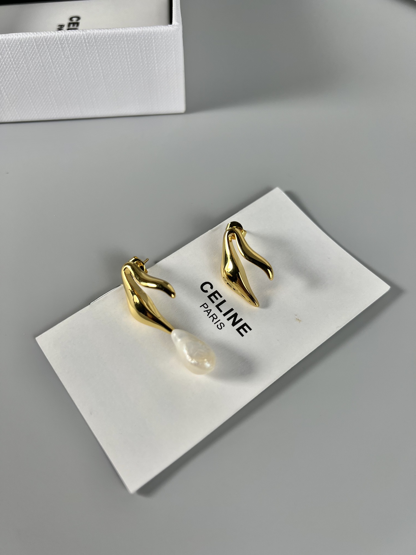 Celine 不规则珍珠 耳环，简单又高级，小巧精致，上耳真吊很好看，日常百搭
