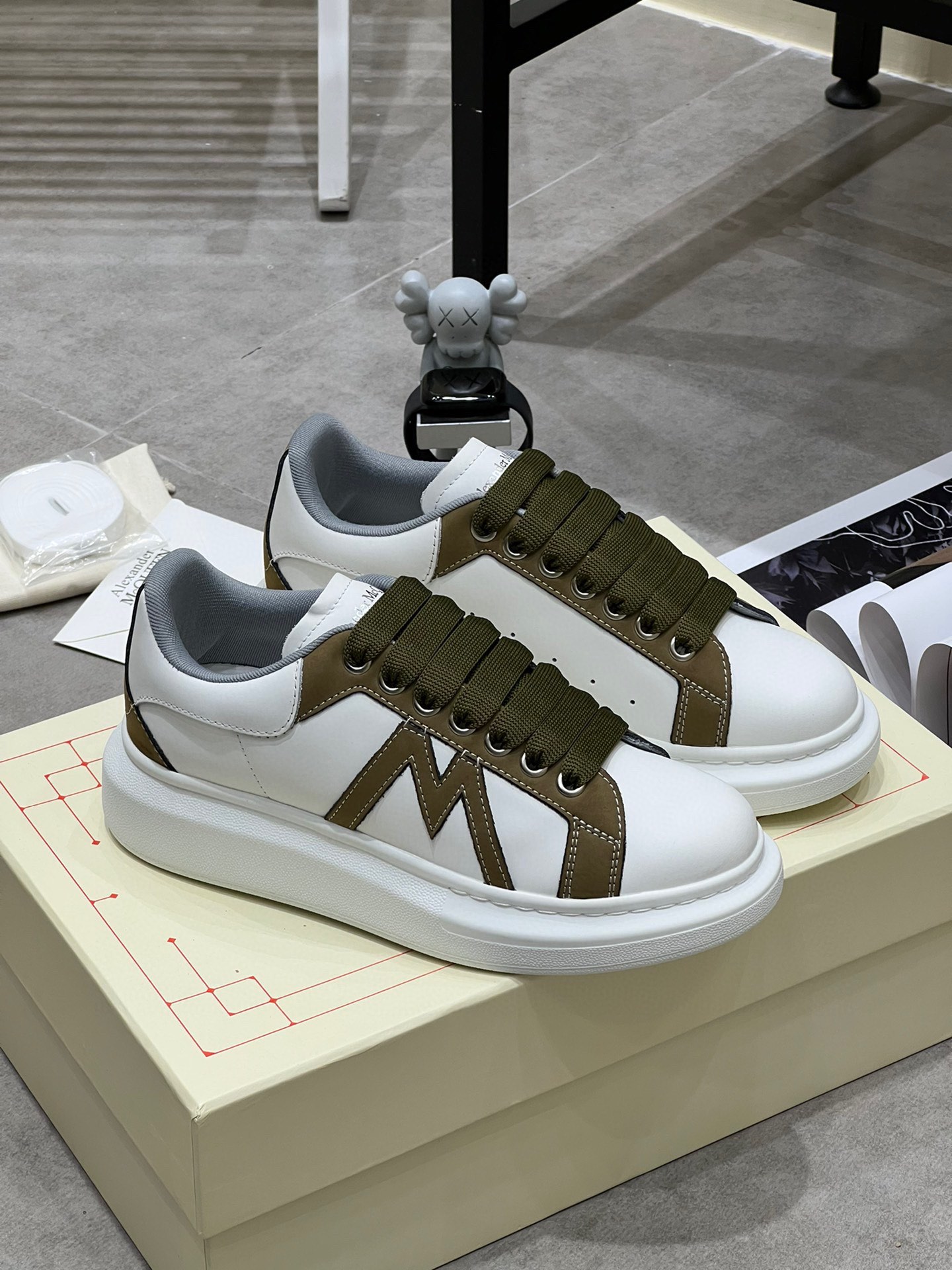 K0 Alexander McQUEEN正品爆拆 1：1顶级Alexander Mcqueen 麦昆 原版皮料白色进口丝绸皮 原版白色鞋盒 布袋手提袋 全套包装、多送一副鞋带后包工艺采用进口定型机热熔胶定型完美正品复刻- Alexander Mcqueen 麦昆  经典明星爆款百搭款回头率 G5 %1面料：意大利进口高质感.抗水擦不变色质.丝绸牛皮配色2内里：进口A级水染羊皮 价格和牛皮里同等 比牛皮上脚还舒适垫脚：牛皮垫脚垫脚超清晰高温空压logo3大底：原版私模橡胶TPU全哑光大底，男款女款磨具楦型都不一样 4鸡眼：全钢鸡眼垫片也是全钢 不变形不掉色 pk市场 铁制造鸡眼 厚底设计 约4.5cm