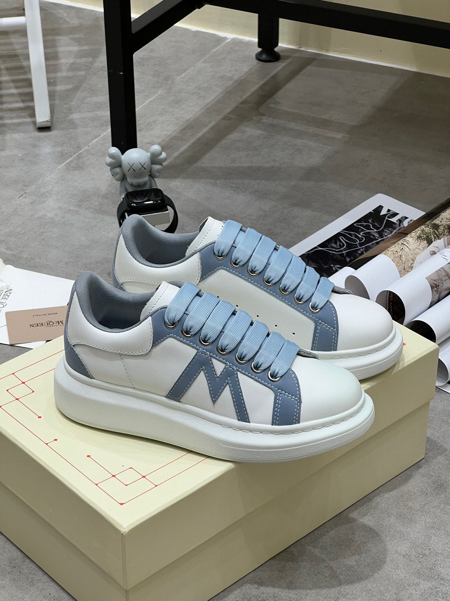 K0 Alexander McQUEEN正品爆拆 1：1顶级Alexander Mcqueen 麦昆 原版皮料白色进口丝绸皮 原版白色鞋盒 布袋手提袋 全套包装、多送一副鞋带后包工艺采用进口定型机热熔胶定型完美正品复刻- Alexander Mcqueen 麦昆  经典明星爆款百搭款回头率 G5 %1面料：意大利进口高质感.抗水擦不变色质.丝绸牛皮配色2内里：进口A级水染羊皮 价格和牛皮里同等 比牛皮上脚还舒适垫脚：牛皮垫脚垫脚超清晰高温空压logo3大底：原版私模橡胶TPU全哑光大底，男款女款磨具楦型都不一样 4鸡眼：全钢鸡眼垫片也是全钢 不变形不掉色 pk市场 铁制造鸡眼 厚底设计 约4.5cm