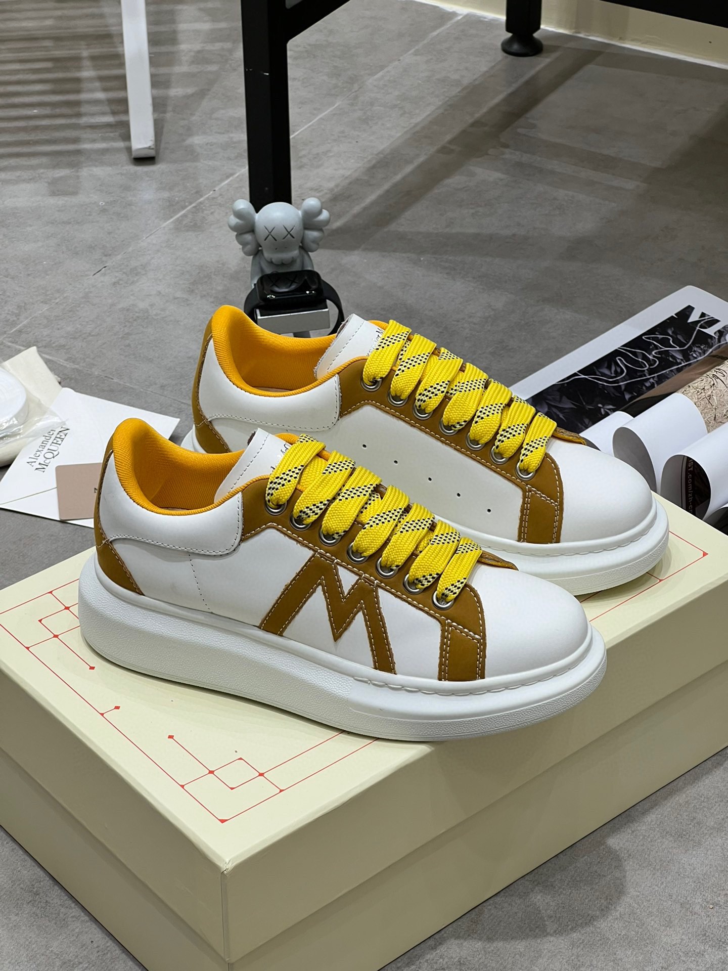 K0 Alexander McQUEEN正品爆拆 1：1顶级Alexander Mcqueen 麦昆 原版皮料白色进口丝绸皮 原版白色鞋盒 布袋手提袋 全套包装、多送一副鞋带后包工艺采用进口定型机热熔胶定型完美正品复刻- Alexander Mcqueen 麦昆  经典明星爆款百搭款回头率 G5 %1面料：意大利进口高质感.抗水擦不变色质.丝绸牛皮配色2内里：进口A级水染羊皮 价格和牛皮里同等 比牛皮上脚还舒适垫脚：牛皮垫脚垫脚超清晰高温空压logo3大底：原版私模橡胶TPU全哑光大底，男款女款磨具楦型都不一样 4鸡眼：全钢鸡眼垫片也是全钢 不变形不掉色 pk市场 铁制造鸡眼 厚底设计 约4.5cm