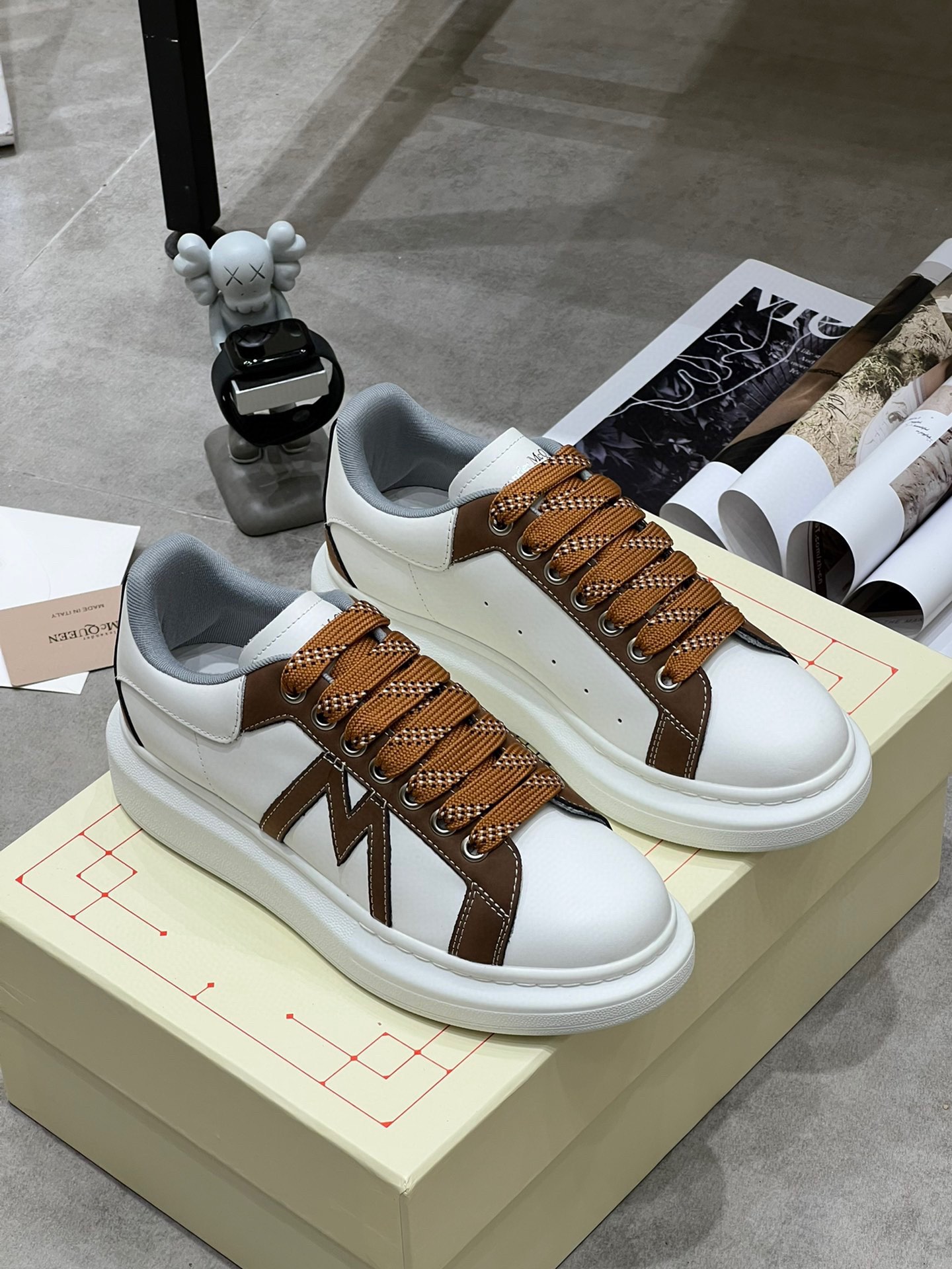 K0 Alexander McQUEEN正品爆拆 1：1顶级Alexander Mcqueen 麦昆 原版皮料白色进口丝绸皮 原版白色鞋盒 布袋手提袋 全套包装、多送一副鞋带后包工艺采用进口定型机热熔胶定型完美正品复刻- Alexander Mcqueen 麦昆  经典明星爆款百搭款回头率 G5 %1面料：意大利进口高质感.抗水擦不变色质.丝绸牛皮配色2内里：进口A级水染羊皮 价格和牛皮里同等 比牛皮上脚还舒适垫脚：牛皮垫脚垫脚超清晰高温空压logo3大底：原版私模橡胶TPU全哑光大底，男款女款磨具楦型都不一样 4鸡眼：全钢鸡眼垫片也是全钢 不变形不掉色 pk市场 铁制造鸡眼 厚底设计 约4.5cm