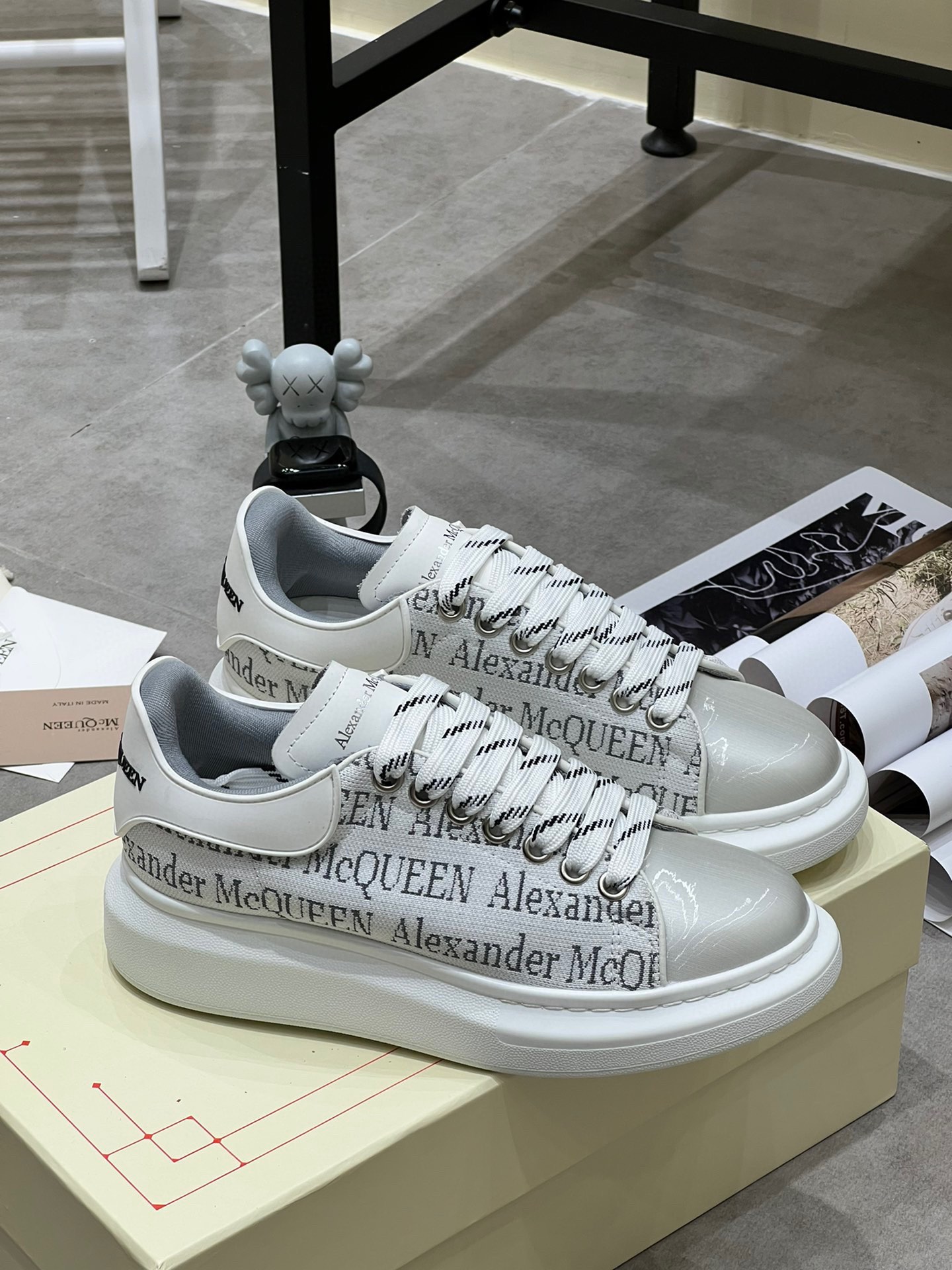 K5 Alexander McQUEEN正品爆拆 1：1顶级Alexander Mcqueen 麦昆 原版皮料白色进口丝绸皮 原版白色鞋盒 布袋手提袋 全套包装、多送一副鞋带后包工艺采用进口定型机热熔胶定型完美正品复刻- Alexander Mcqueen 麦昆  经典明星爆款百搭款回头率 G5 %1面料：意大利进口高质感.抗水擦不变色质.丝绸牛皮配色2内里：进口A级水染羊皮 价格和牛皮里同等 比牛皮上脚还舒适垫脚：牛皮垫脚垫脚超清晰高温空压logo3大底：原版私模橡胶TPU全哑光大底，男款女款磨具楦型都不一样 4鸡眼：全钢鸡眼垫片也是全钢 不变形不掉色 pk市场 铁制造鸡眼 厚底设计 约4.5cm