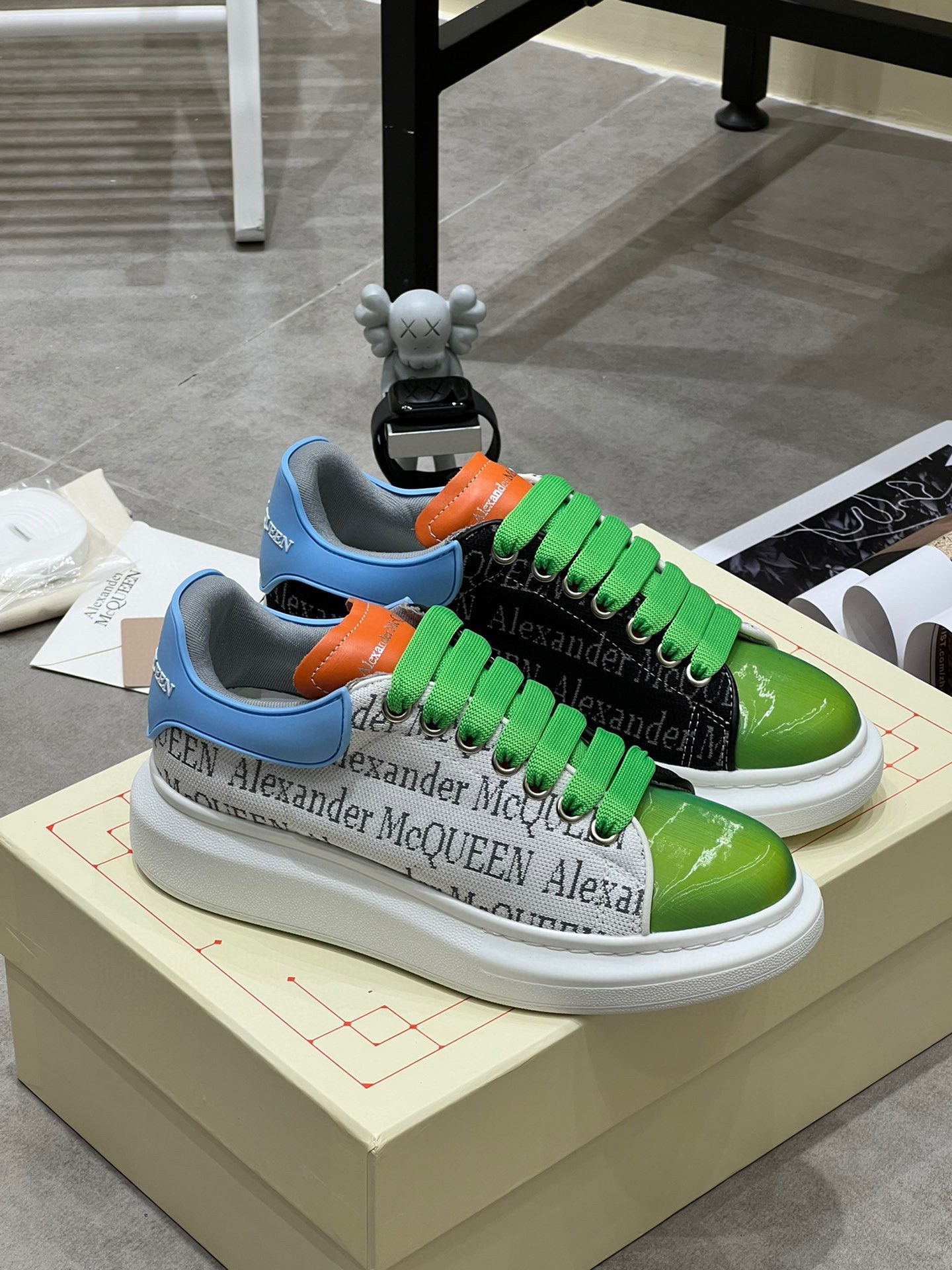 K5 Alexander McQUEEN正品爆拆 1：1顶级Alexander Mcqueen 麦昆 原版皮料白色进口丝绸皮 原版白色鞋盒 布袋手提袋 全套包装、多送一副鞋带后包工艺采用进口定型机热熔胶定型完美正品复刻- Alexander Mcqueen 麦昆  经典明星爆款百搭款回头率 G5 %1面料：意大利进口高质感.抗水擦不变色质.丝绸牛皮配色2内里：进口A级水染羊皮 价格和牛皮里同等 比牛皮上脚还舒适垫脚：牛皮垫脚垫脚超清晰高温空压logo3大底：原版私模橡胶TPU全哑光大底，男款女款磨具楦型都不一样 4鸡眼：全钢鸡眼垫片也是全钢 不变形不掉色 pk市场 铁制造鸡眼 厚底设计 约4.5cm