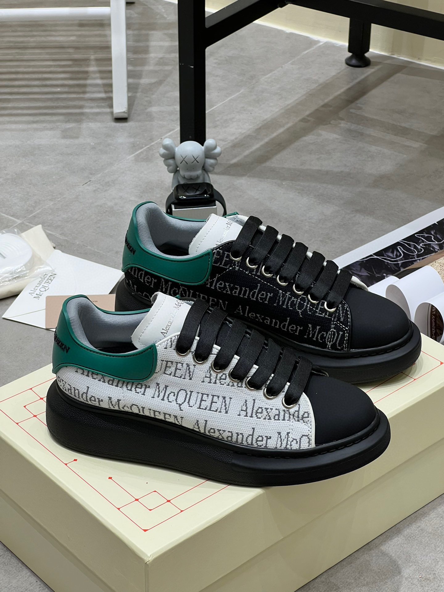 K5 Alexander McQUEEN正品爆拆 1：1顶级Alexander Mcqueen 麦昆 原版皮料白色进口丝绸皮 原版白色鞋盒 布袋手提袋 全套包装、多送一副鞋带后包工艺采用进口定型机热熔胶定型完美正品复刻- Alexander Mcqueen 麦昆  经典明星爆款百搭款回头率 G5 %1面料：意大利进口高质感.抗水擦不变色质.丝绸牛皮配色2内里：进口A级水染羊皮 价格和牛皮里同等 比牛皮上脚还舒适垫脚：牛皮垫脚垫脚超清晰高温空压logo3大底：原版私模橡胶TPU全哑光大底，男款女款磨具楦型都不一样 4鸡眼：全钢鸡眼垫片也是全钢 不变形不掉色 pk市场 铁制造鸡眼 厚底设计 约4.5cm