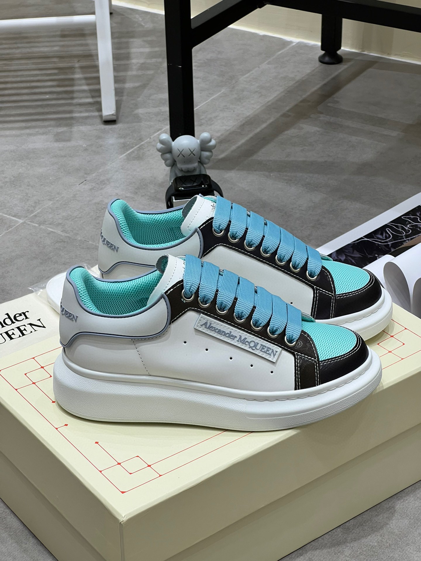 K5 Alexander McQUEEN正品爆拆 1：1顶级Alexander Mcqueen 麦昆 原版皮料白色进口丝绸皮 原版白色鞋盒 布袋手提袋 全套包装、多送一副鞋带后包工艺采用进口定型机热熔胶定型完美正品复刻- Alexander Mcqueen 麦昆  经典明星爆款百搭款回头率 G5 %1面料：意大利进口高质感.抗水擦不变色质.丝绸牛皮配色2内里：进口A级水染羊皮 价格和牛皮里同等 比牛皮上脚还舒适垫脚：牛皮垫脚垫脚超清晰高温空压logo3大底：原版私模橡胶TPU全哑光大底，男款女款磨具楦型都不一样 4鸡眼：全钢鸡眼垫片也是全钢 不变形不掉色 pk市场 铁制造鸡眼 厚底设计 约4.5cm