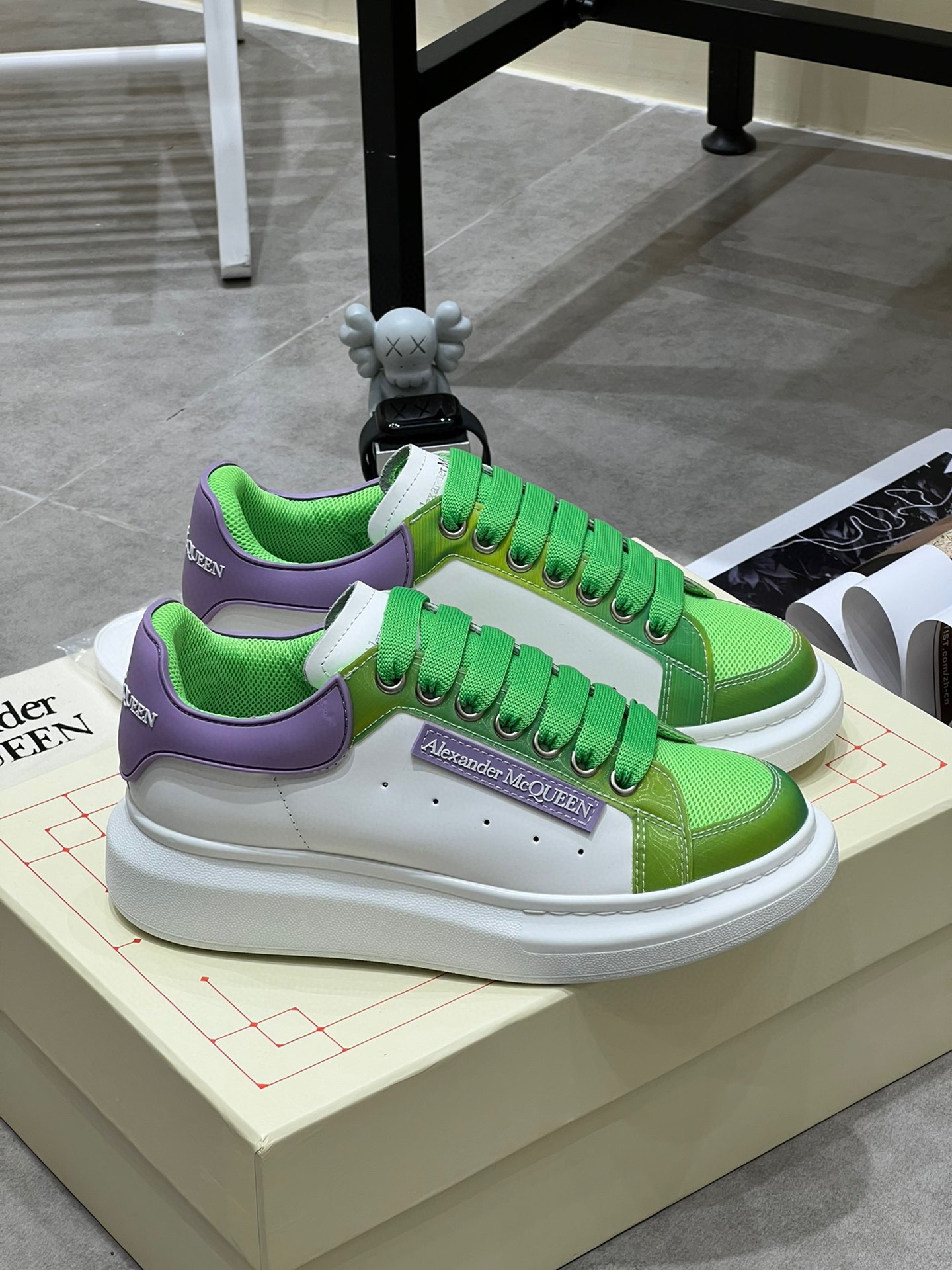 K5 Alexander McQUEEN正品爆拆 1：1顶级Alexander Mcqueen 麦昆 原版皮料白色进口丝绸皮 原版白色鞋盒 布袋手提袋 全套包装、多送一副鞋带后包工艺采用进口定型机热熔胶定型完美正品复刻- Alexander Mcqueen 麦昆  经典明星爆款百搭款回头率 G5 %1面料：意大利进口高质感.抗水擦不变色质.丝绸牛皮配色2内里：进口A级水染羊皮 价格和牛皮里同等 比牛皮上脚还舒适垫脚：牛皮垫脚垫脚超清晰高温空压logo3大底：原版私模橡胶TPU全哑光大底，男款女款磨具楦型都不一样 4鸡眼：全钢鸡眼垫片也是全钢 不变形不掉色 pk市场 铁制造鸡眼 厚底设计 约4.5cm