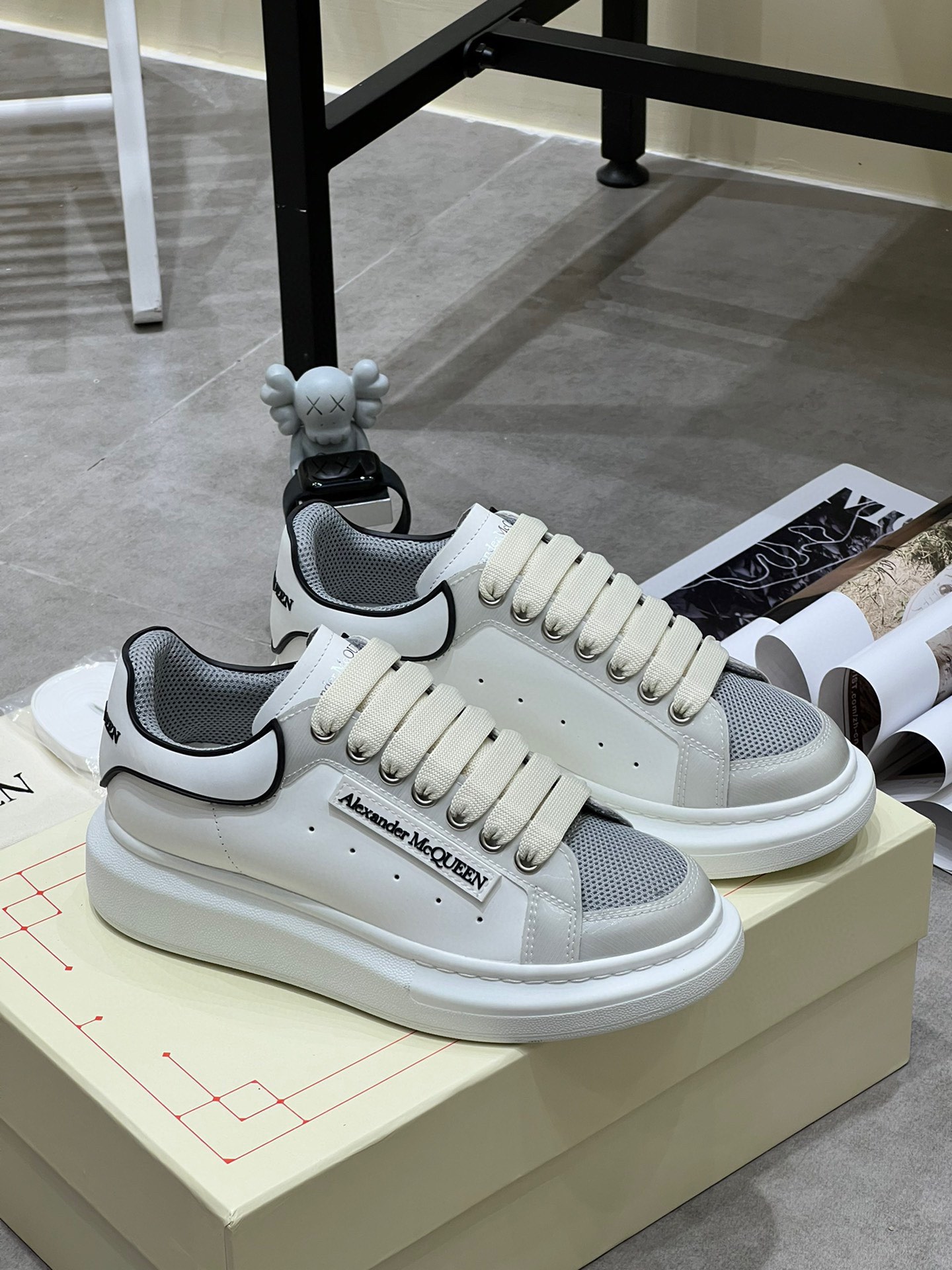 K5 Alexander McQUEEN正品爆拆 1：1顶级Alexander Mcqueen 麦昆 原版皮料白色进口丝绸皮 原版白色鞋盒 布袋手提袋 全套包装、多送一副鞋带后包工艺采用进口定型机热熔胶定型完美正品复刻- Alexander Mcqueen 麦昆  经典明星爆款百搭款回头率 G5 %1面料：意大利进口高质感.抗水擦不变色质.丝绸牛皮配色2内里：进口A级水染羊皮 价格和牛皮里同等 比牛皮上脚还舒适垫脚：牛皮垫脚垫脚超清晰高温空压logo3大底：原版私模橡胶TPU全哑光大底，男款女款磨具楦型都不一样 4鸡眼：全钢鸡眼垫片也是全钢 不变形不掉色 pk市场 铁制造鸡眼 厚底设计 约4.5cm