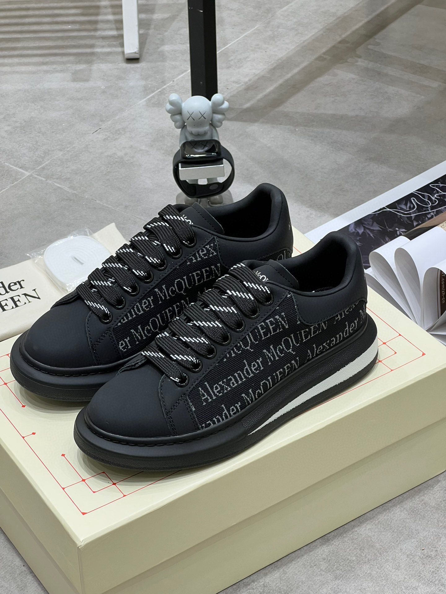 K5 Alexander McQUEEN正品爆拆 1：1顶级Alexander Mcqueen 麦昆 原版皮料白色进口丝绸皮 原版白色鞋盒 布袋手提袋 全套包装、多送一副鞋带后包工艺采用进口定型机热熔胶定型完美正品复刻- Alexander Mcqueen 麦昆  经典明星爆款百搭款回头率 G5 %1面料：意大利进口高质感.抗水擦不变色质.丝绸牛皮配色2内里：进口A级水染羊皮 价格和牛皮里同等 比牛皮上脚还舒适垫脚：牛皮垫脚垫脚超清晰高温空压logo3大底：原版私模橡胶TPU全哑光大底，男款女款磨具楦型都不一样 4鸡眼：全钢鸡眼垫片也是全钢 不变形不掉色 pk市场 铁制造鸡眼 厚底设计 约4.5cm