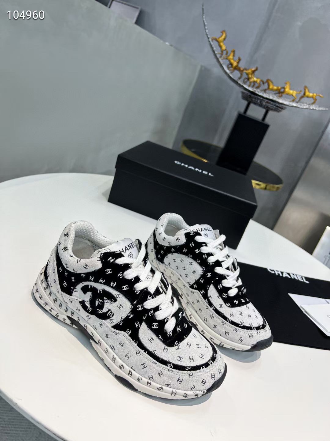 K5 情侣款CHANEL-香奈儿小香整个系列产品已全面升级成功至高性价比、绝对超值面料采用：原版进口牛绒+正品压印工艺内里：进口透气毛巾布内。大底：原版1：1开模TPR+TPU组合底。我们本着追求专柜品质的原则。每一个细节都很考究。每一针一线都高标准要求。不论从型体、舒适度、用料、做工、包装上面、我们都下足工夫也许我们不是市场上最便宜的、但绝对是性价比至高的!你绝对值得拥有内销标准码。感恩您一直以来对我司的大力女款：35-41、男款：39-45。