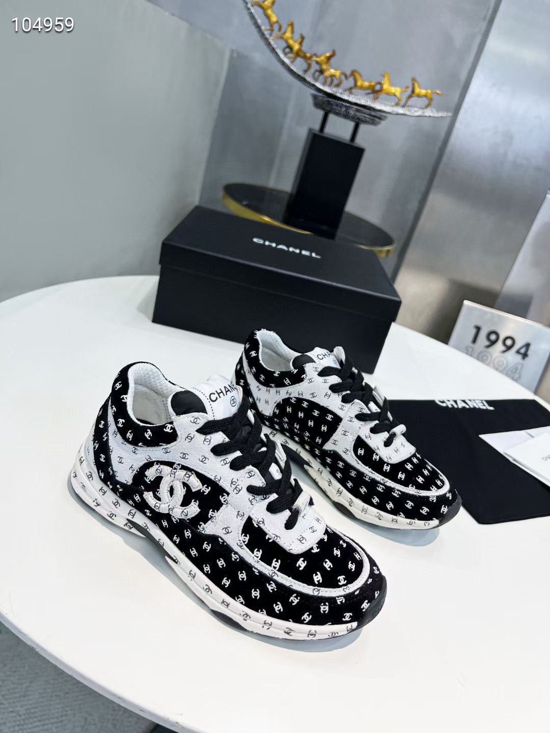 K5 情侣款CHANEL-香奈儿小香整个系列产品已全面升级成功至高性价比、绝对超值面料采用：原版进口牛绒+正品压印工艺内里：进口透气毛巾布内。大底：原版1：1开模TPR+TPU组合底。我们本着追求专柜品质的原则。每一个细节都很考究。每一针一线都高标准要求。不论从型体、舒适度、用料、做工、包装上面、我们都下足工夫也许我们不是市场上最便宜的、但绝对是性价比至高的!你绝对值得拥有内销标准码。感恩您一直以来对我司的大力女款：35-41、男款：39-45。